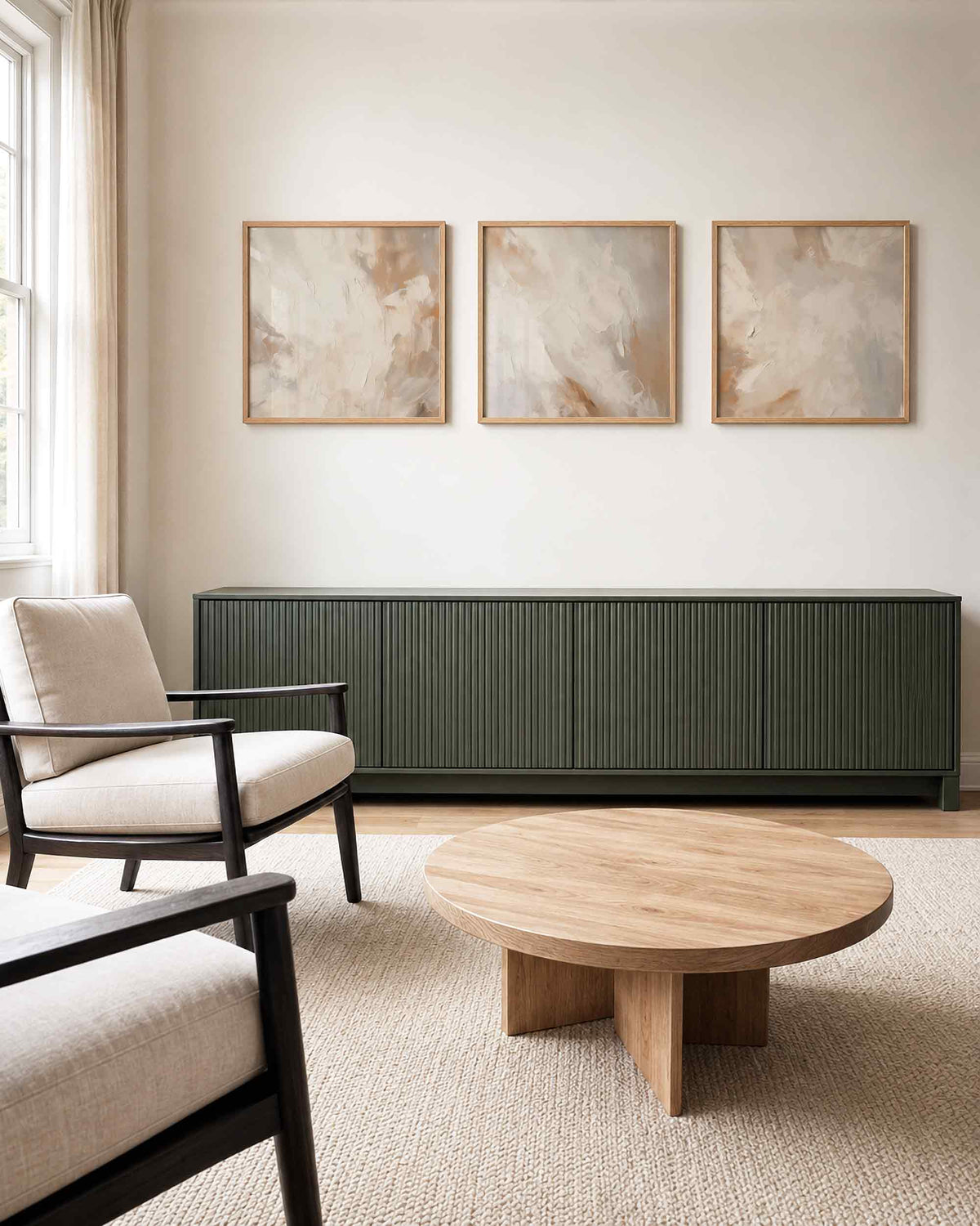 Interieurpresentatie van een driedelige vierkante posterset met beige abstracte vormen