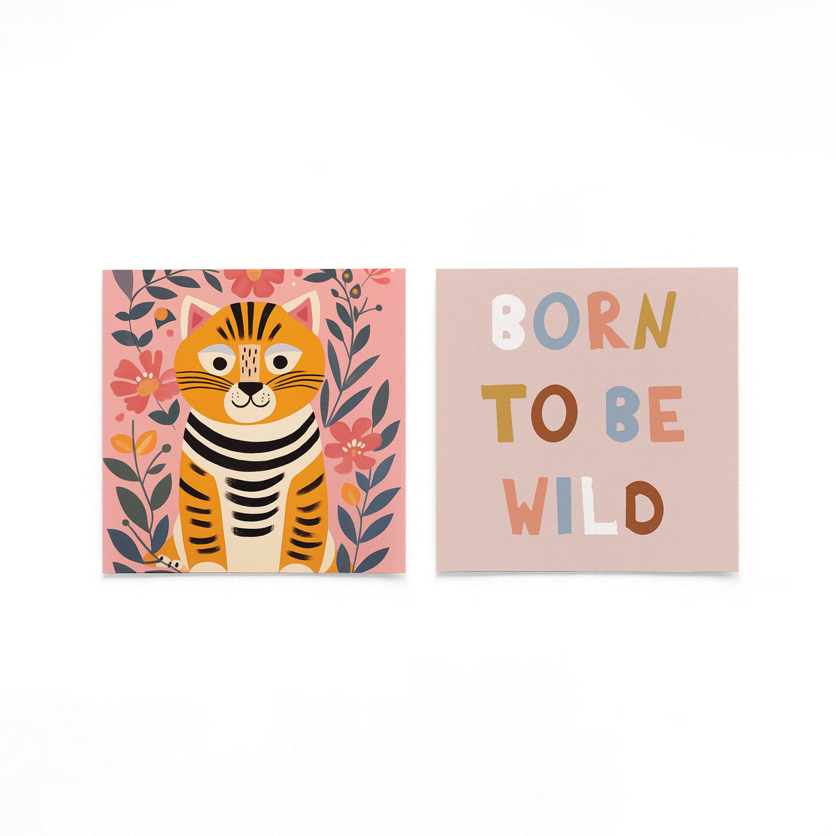 Twee vierkante posters met tijger en born to be wild op een gebroken witte achtergrond