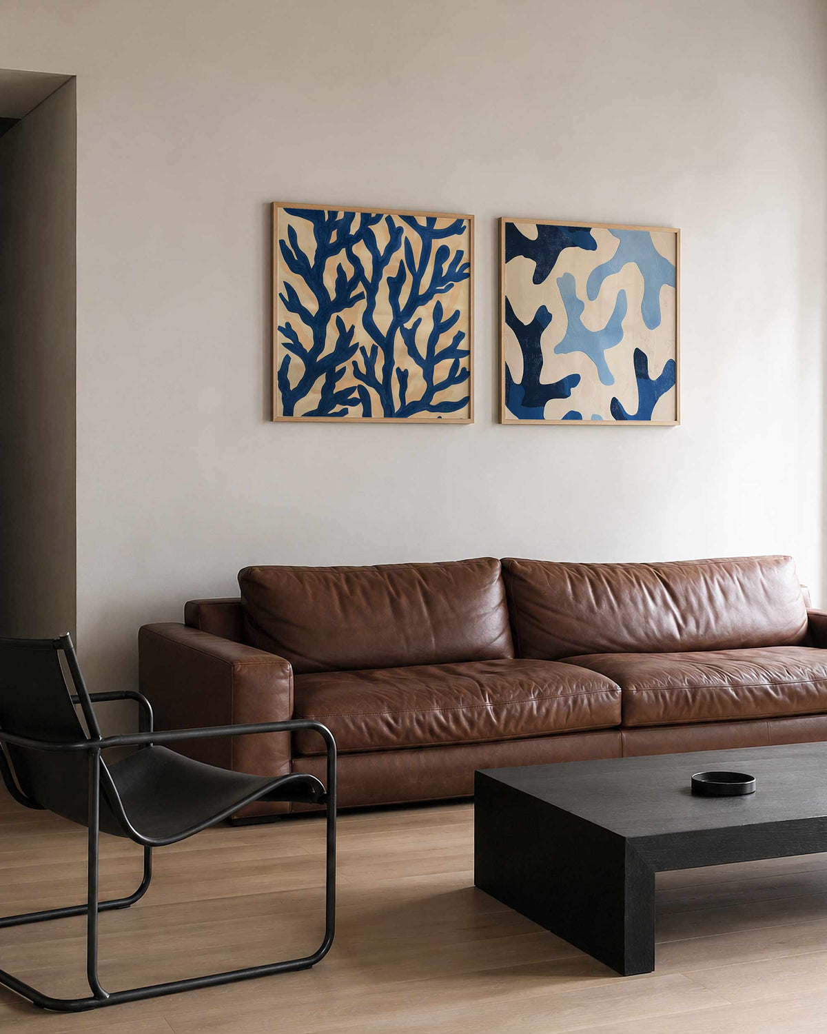 Interieurpresentatie van een tweedelige vierkante posterset met blauwe takken