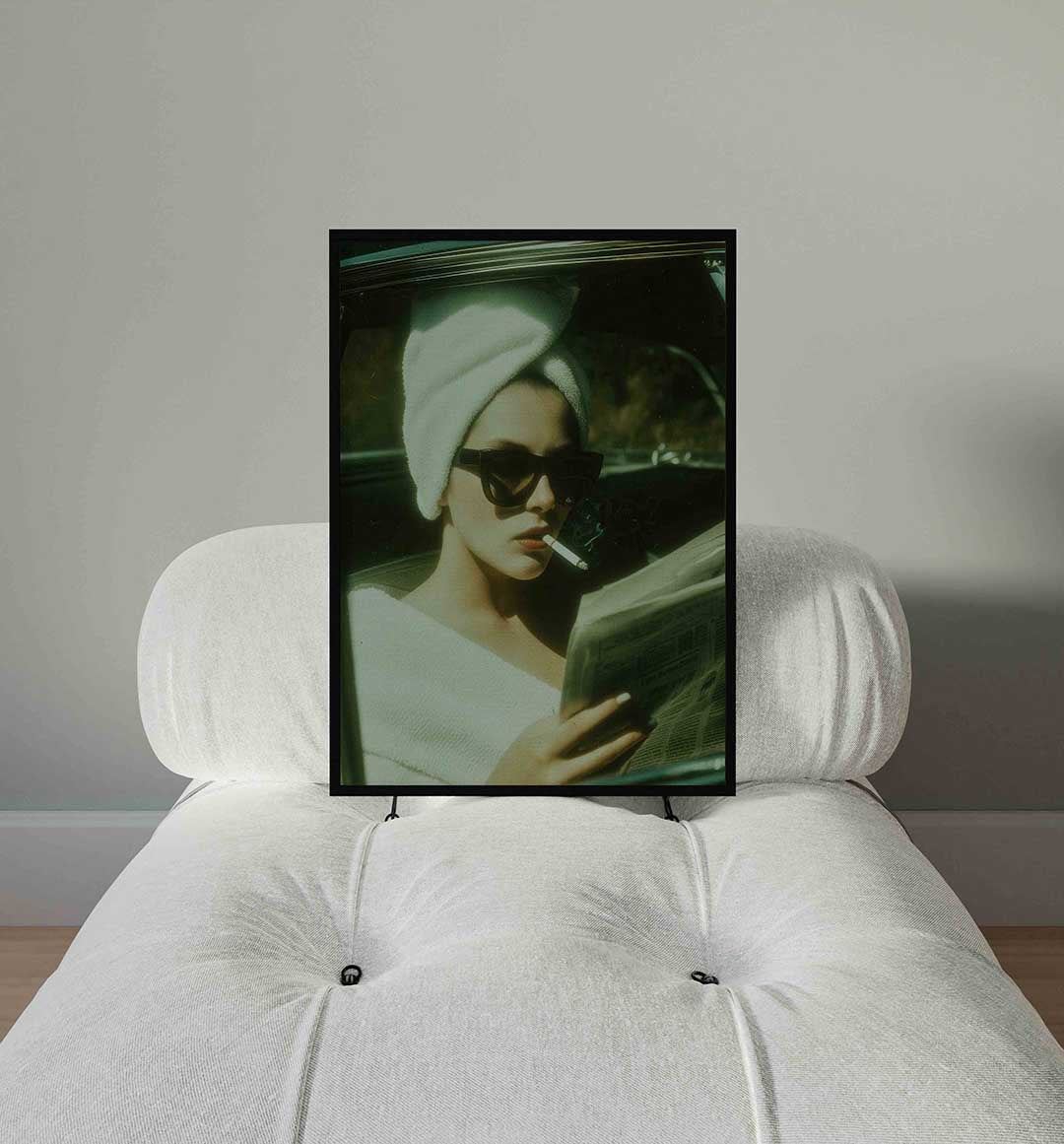 Vrouw met zonnebril en krant Poster