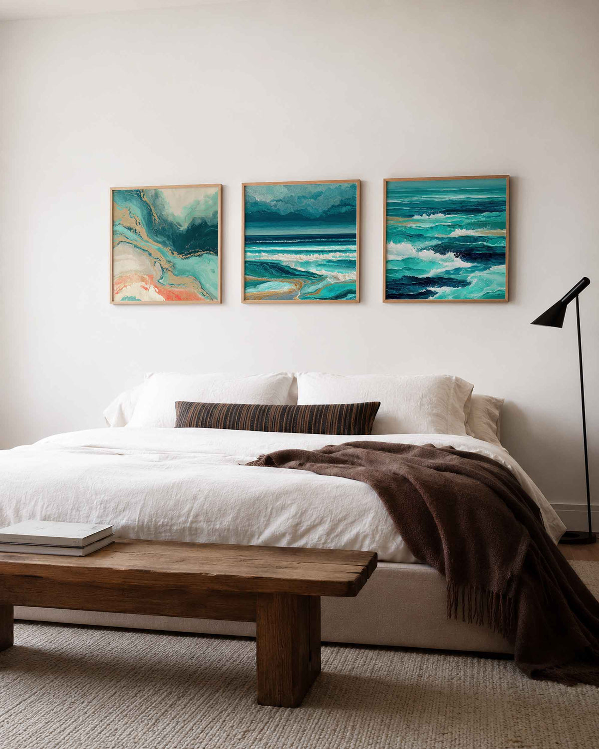 Interieurpresentatie van een driedelige vierkante posterset met turquoise zee abstract