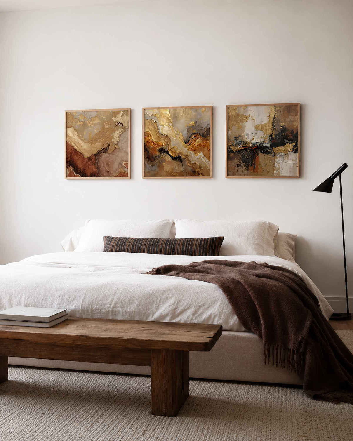 Interieurpresentatie van een driedelige vierkante posterset met goudbruine abstracte kunst