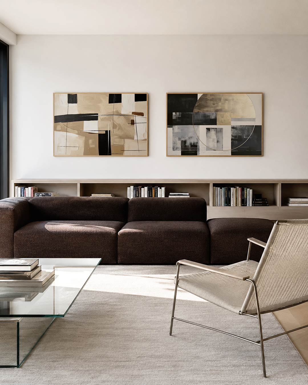 Tweedelige posterset met een spel van zwarte lijnen en beige kleurvlakken, getoond in een interieur