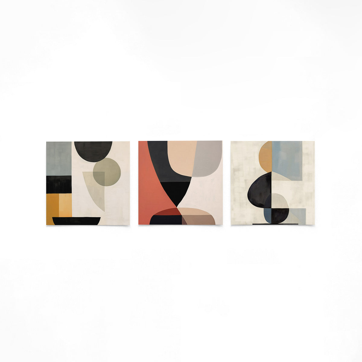 Drie vierkante posters met abstracte vormen op een gebroken witte achtergrond