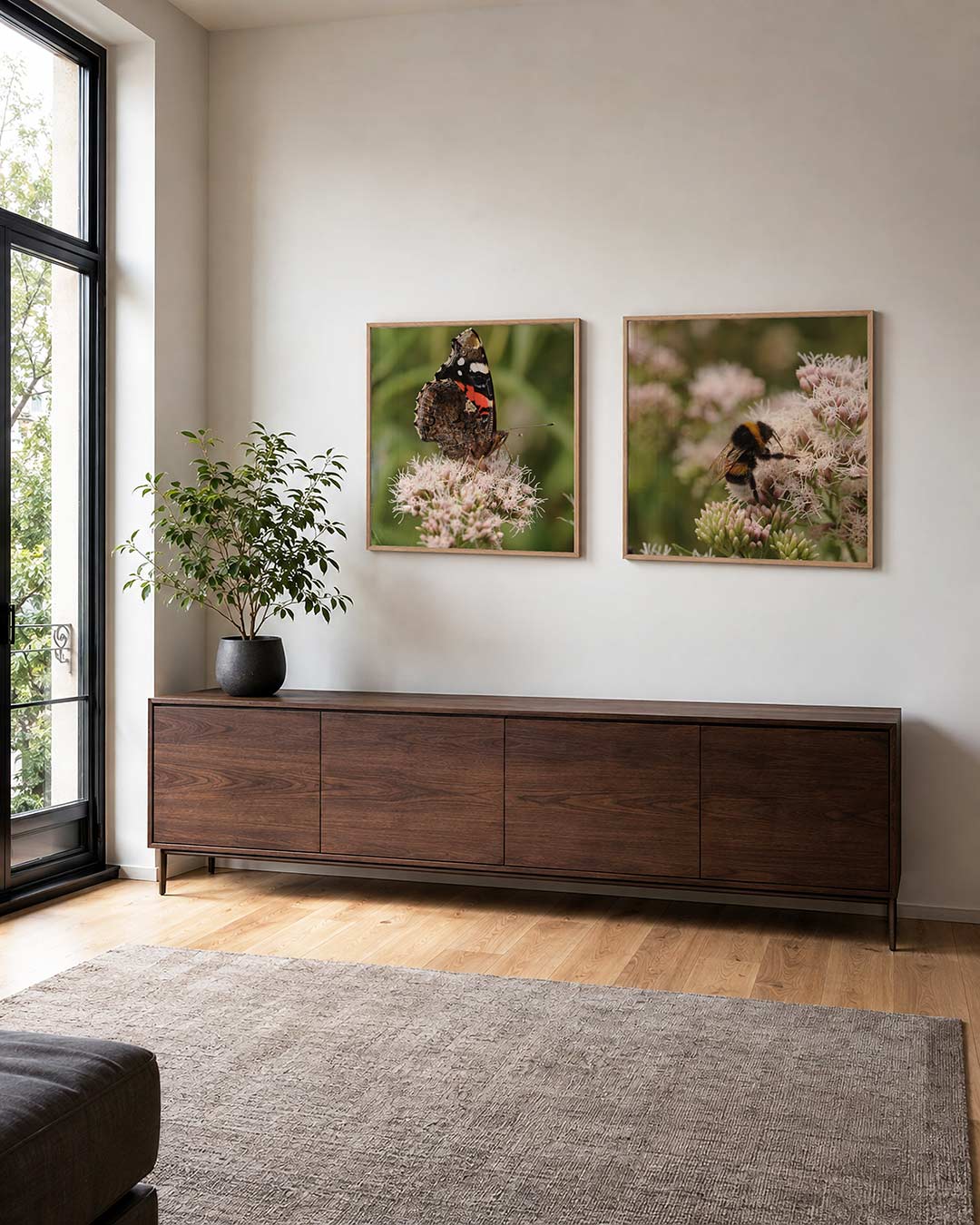Interieur met vierkant fotografisch tweeluik vlinder en hommelbloesem – Gerald Emming