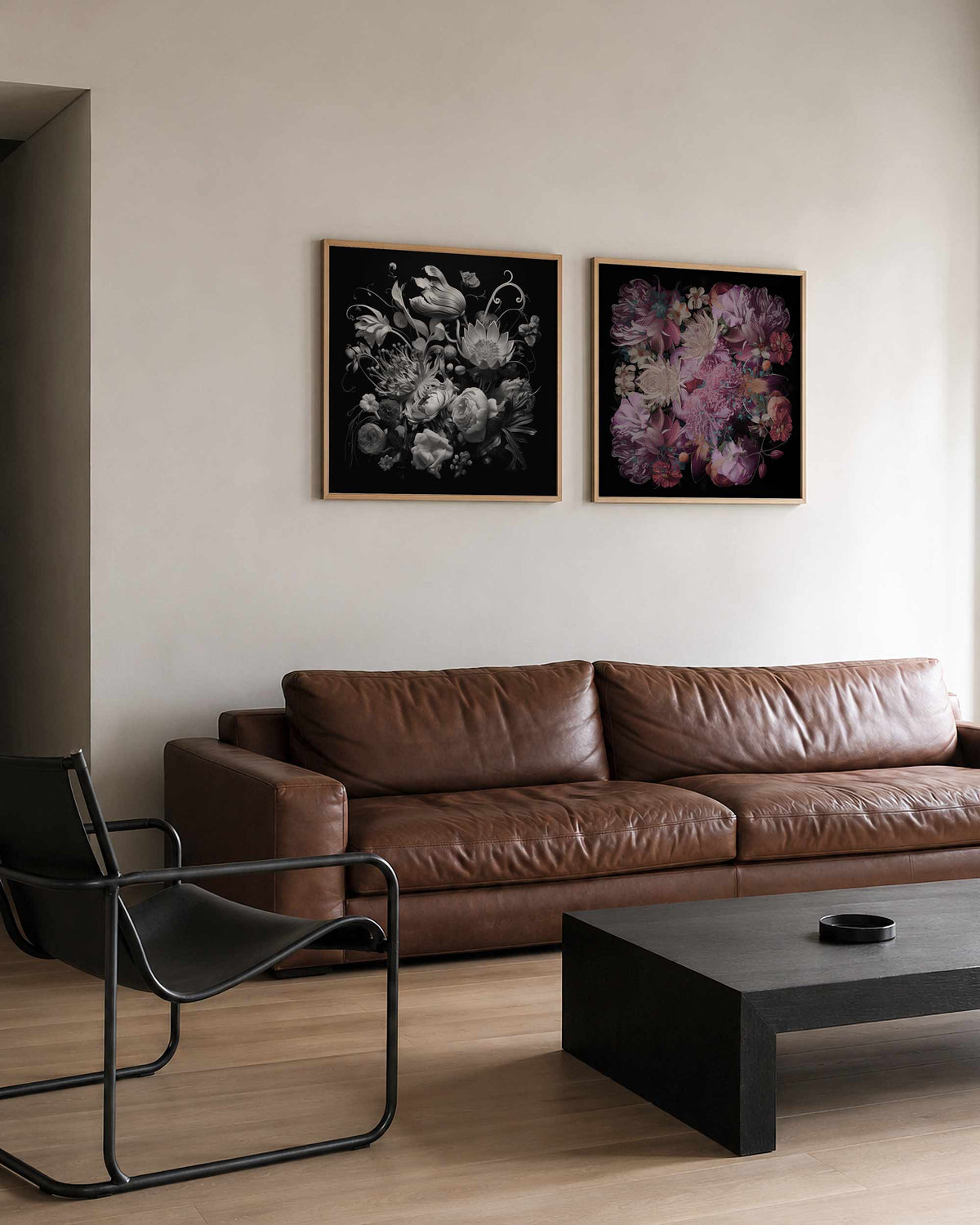 Interieurpresentatie van een tweedelige vierkante posterset met bloemen op zwarte achtergrond