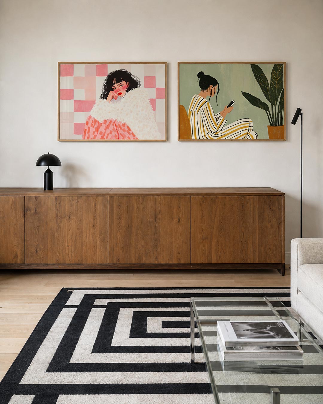 Tweedelige posterset met een vrouw met donker haar en rode lippen tegen roze en witte vierkanten, getoond in een interieur