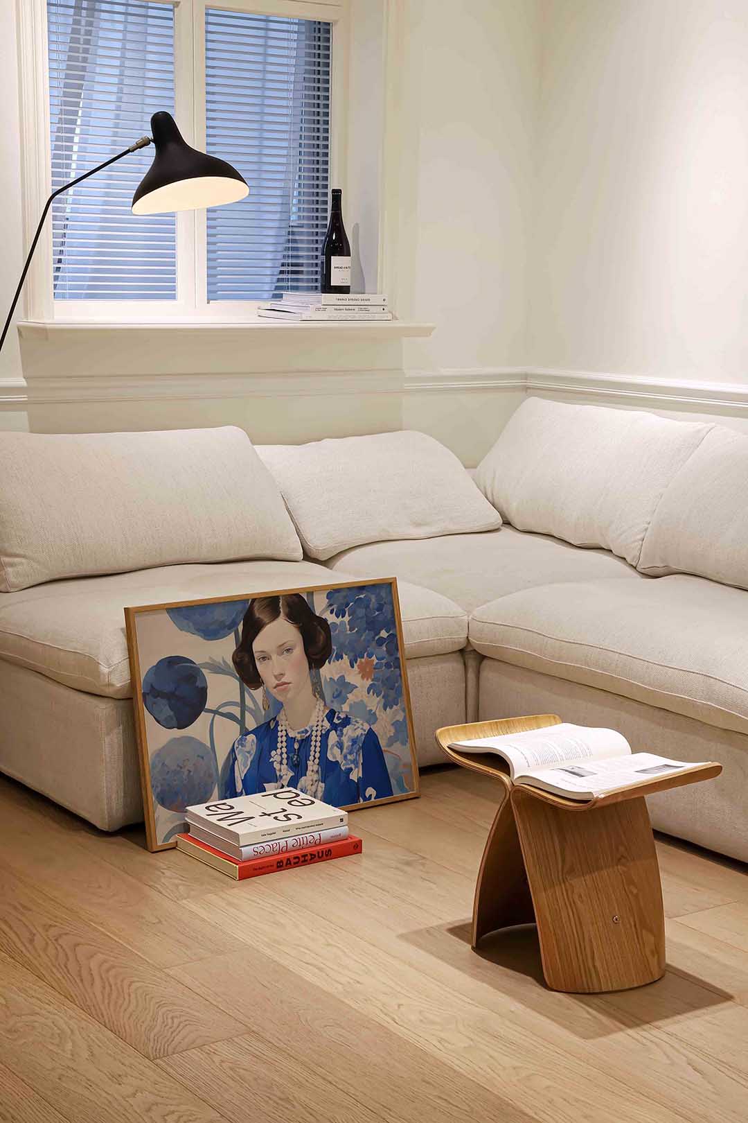 Vrouw met blauwe bloemen Poster