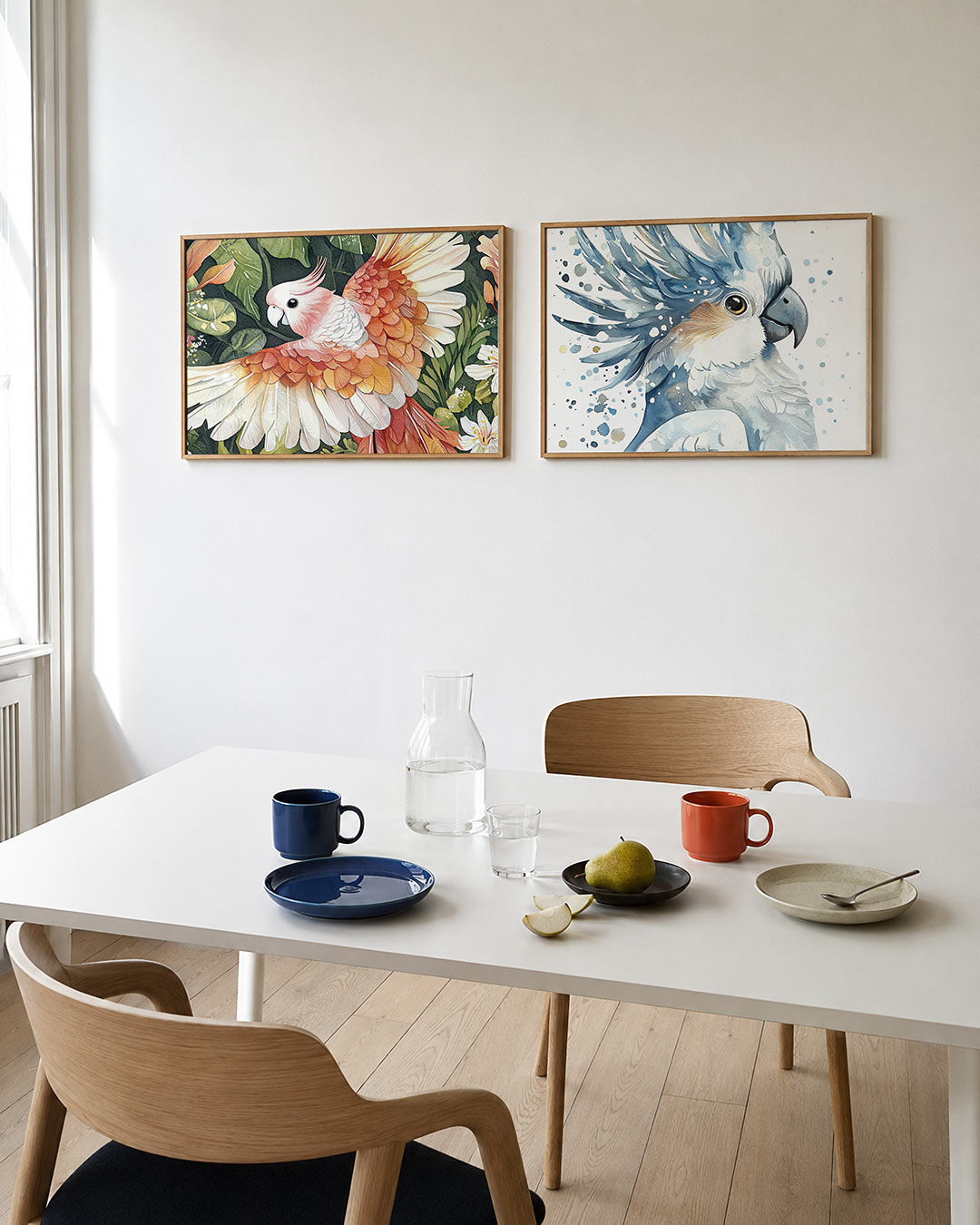 Interieurpresentatie van twee posters met een kleurrijke vogel met roze en oranje veren tussen groene bladeren