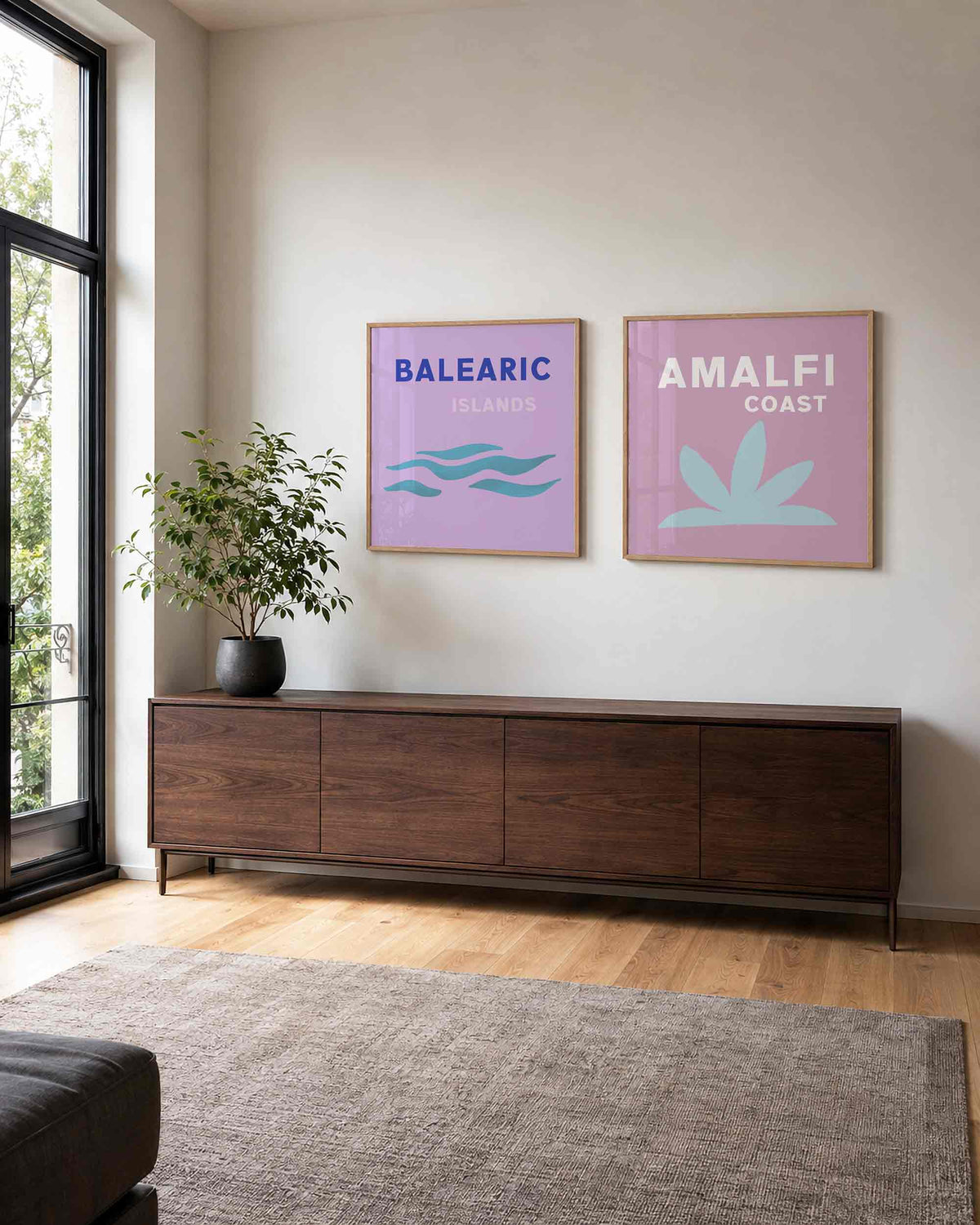 Interieurpresentatie van een tweedelige vierkante posterset met balearic amalfi