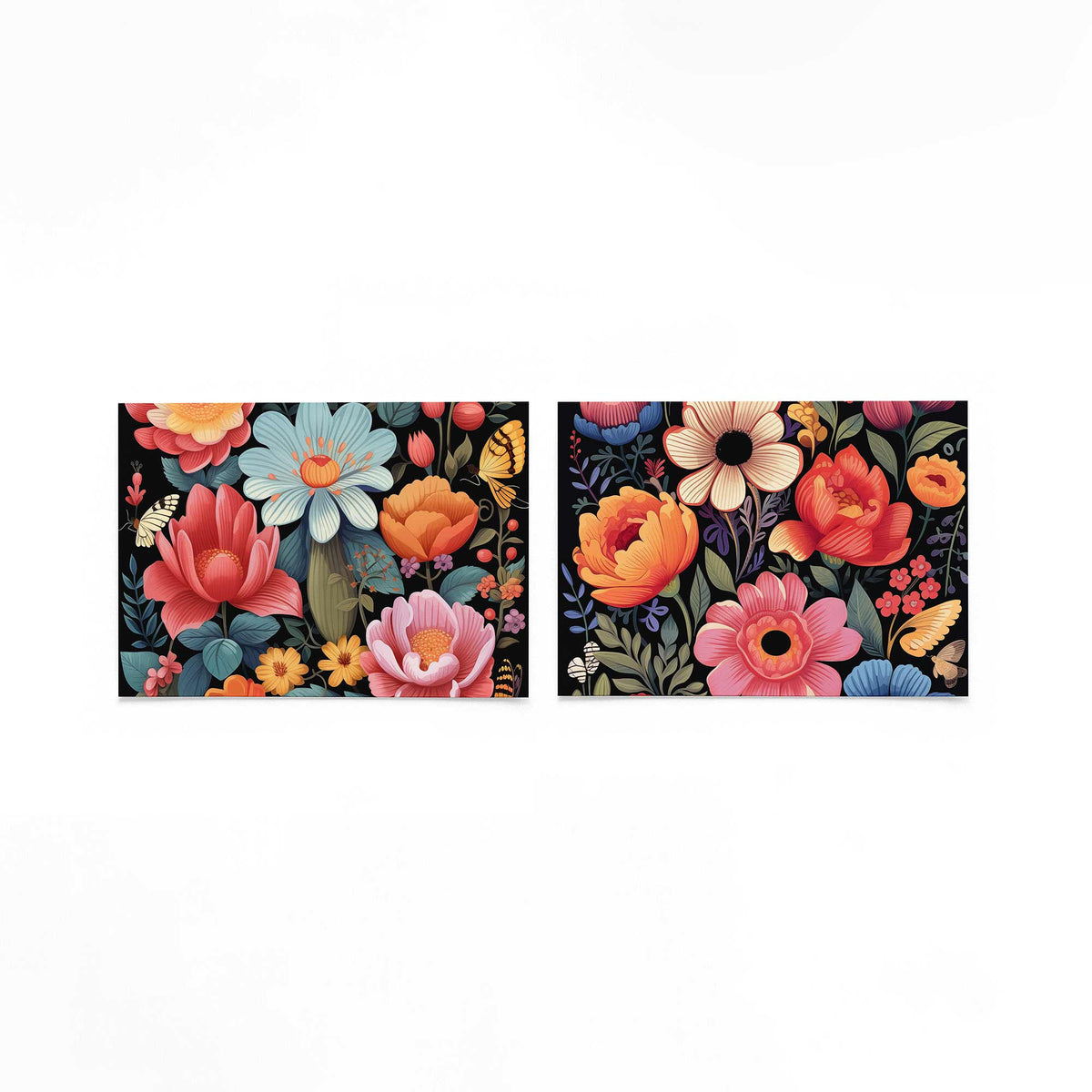 Twee liggende posters met grote bloemen in rood op een gebroken witte achtergrond