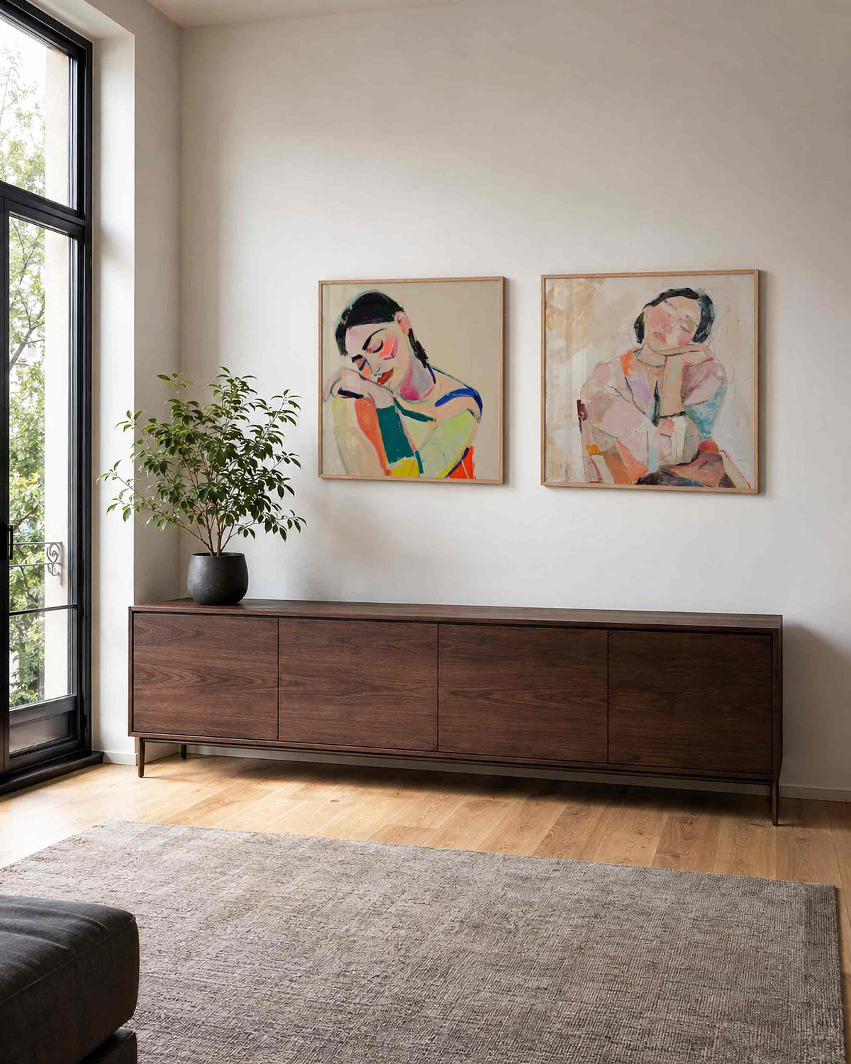 Interieurpresentatie van een tweedelige vierkante posterset met twee expressieve portretten