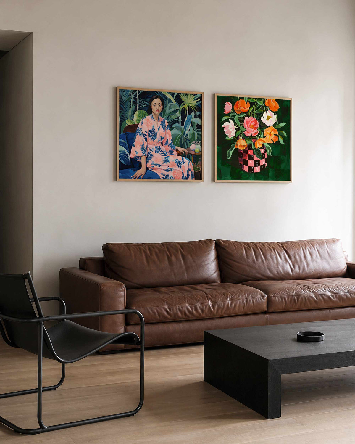 Interieurpresentatie van een tweedelige vierkante posterset met tropische vrouw en bloemen