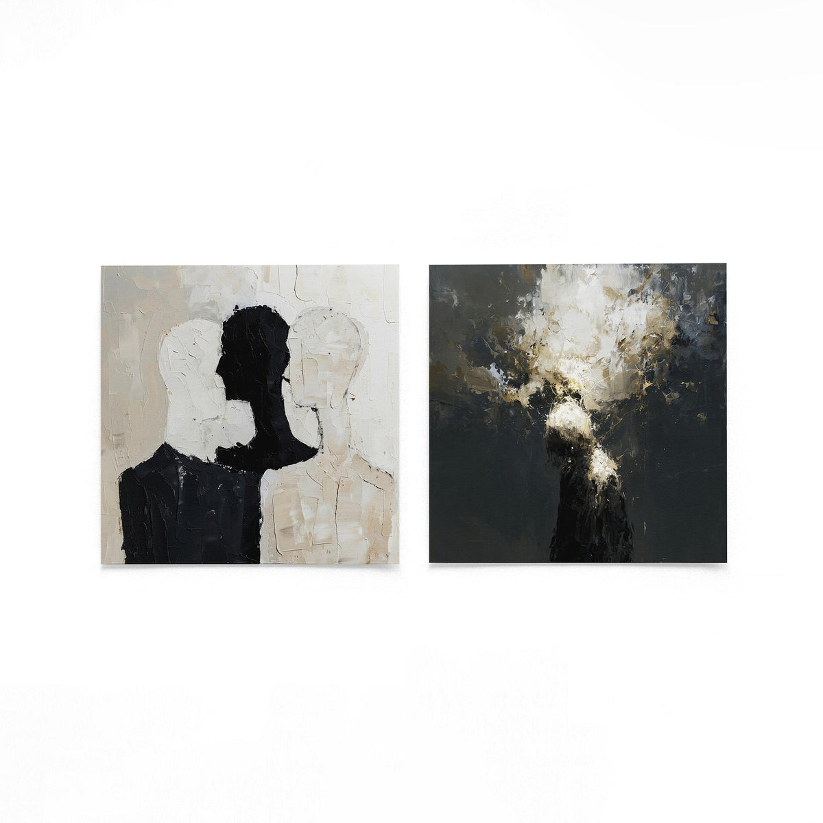 Twee vierkante posters met portretten in contrast op een gebroken witte achtergrond