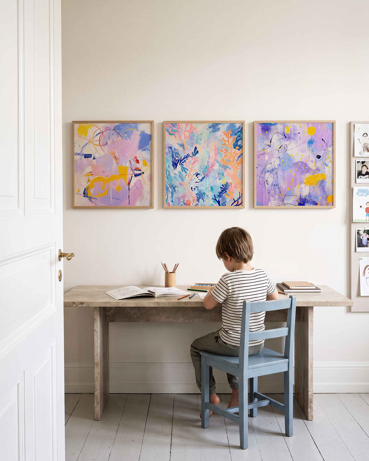 Interieurpresentatie van een driedelige vierkante posterset met abstracte kleurexpressie