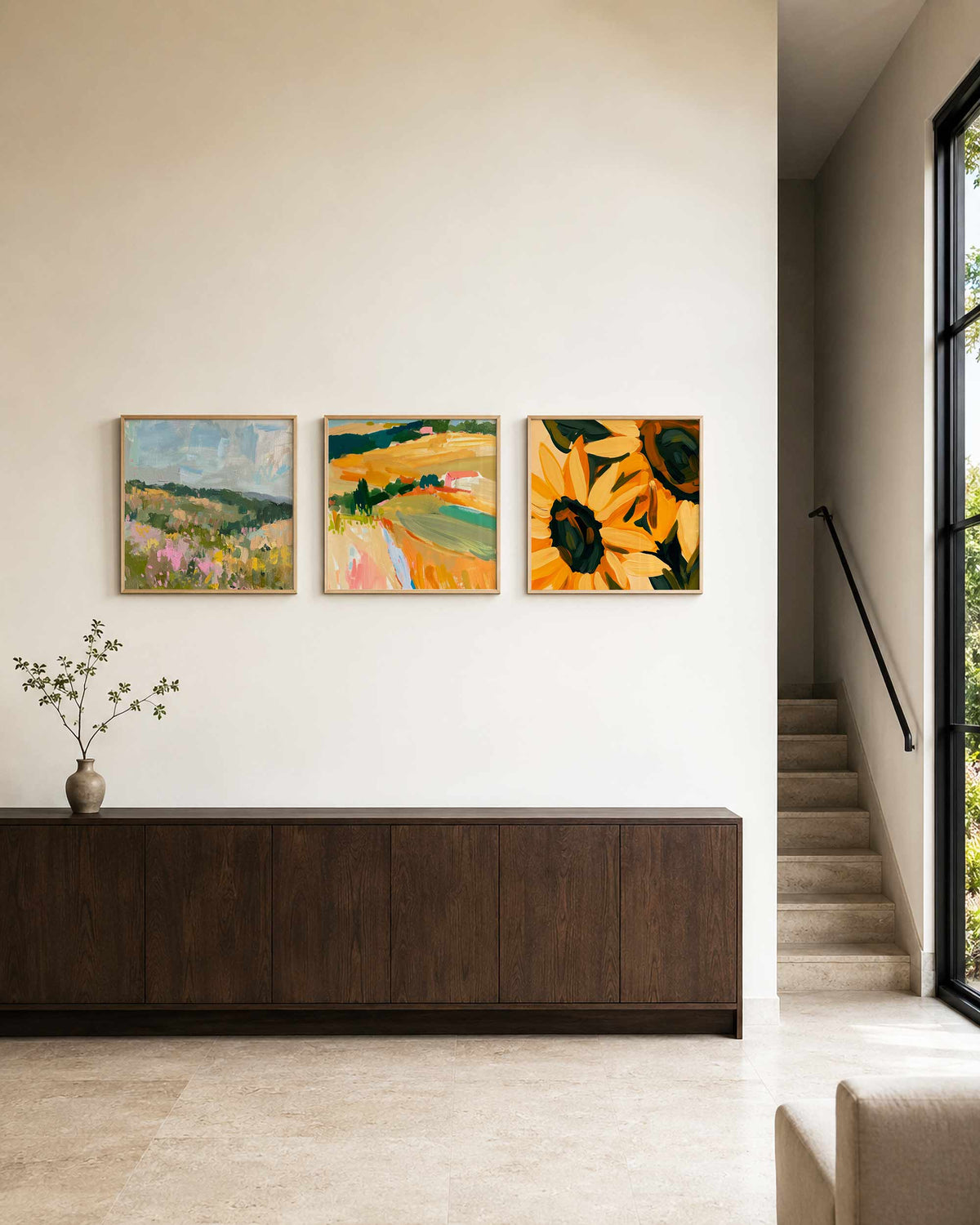 Interieurpresentatie van een driedelige vierkante posterset met kleurrijke landschappen en bloemen