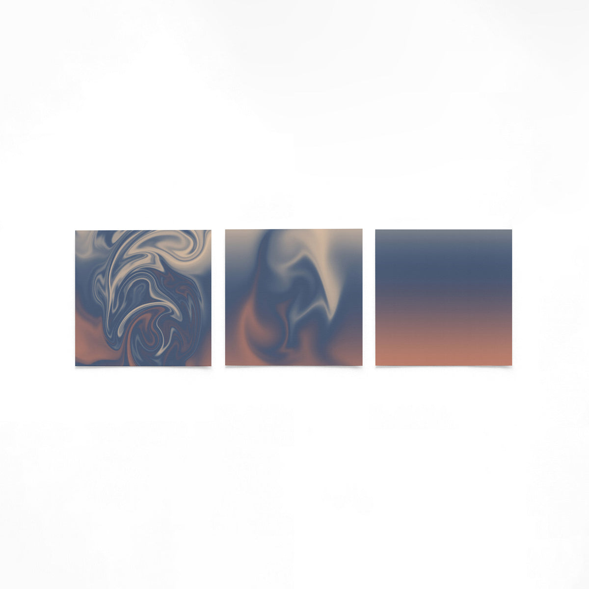 Drie vierkante posters met blauwe abstracte op een gebroken witte achtergrond