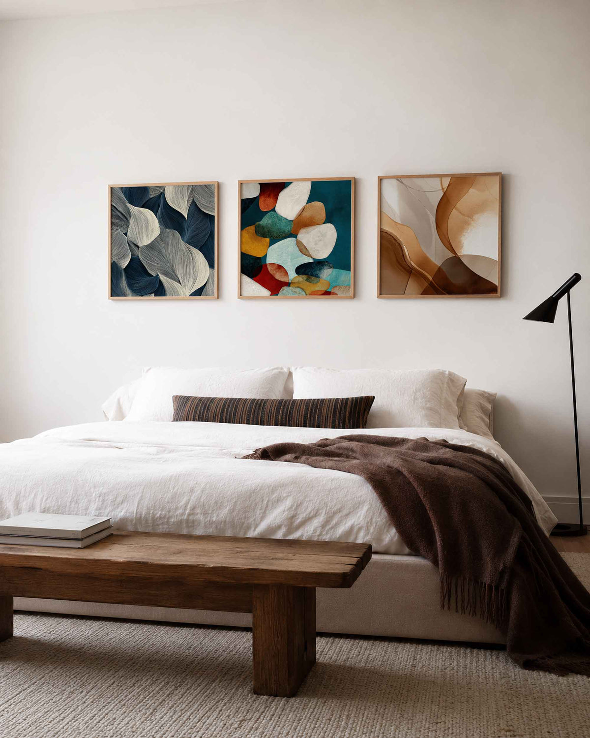 Interieurpresentatie van een driedelige vierkante posterset met abstracte vormen