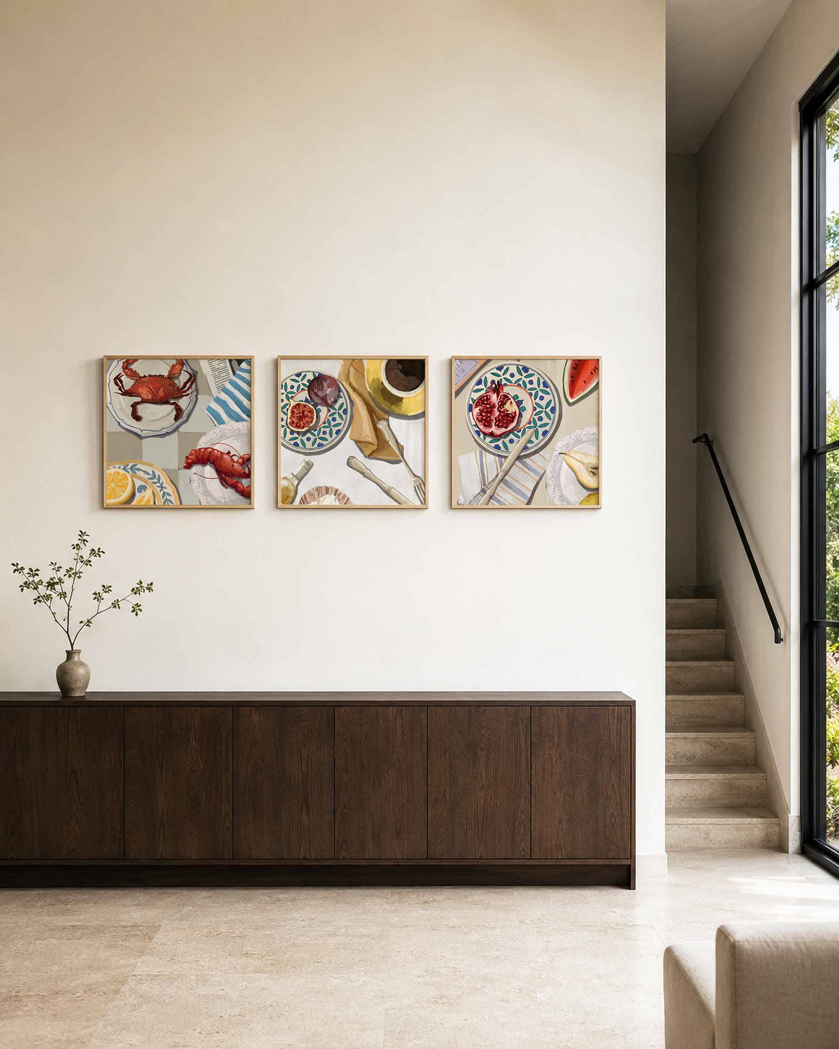 Interieurpresentatie van een driedelige vierkante posterset met mediterrane maaltijd