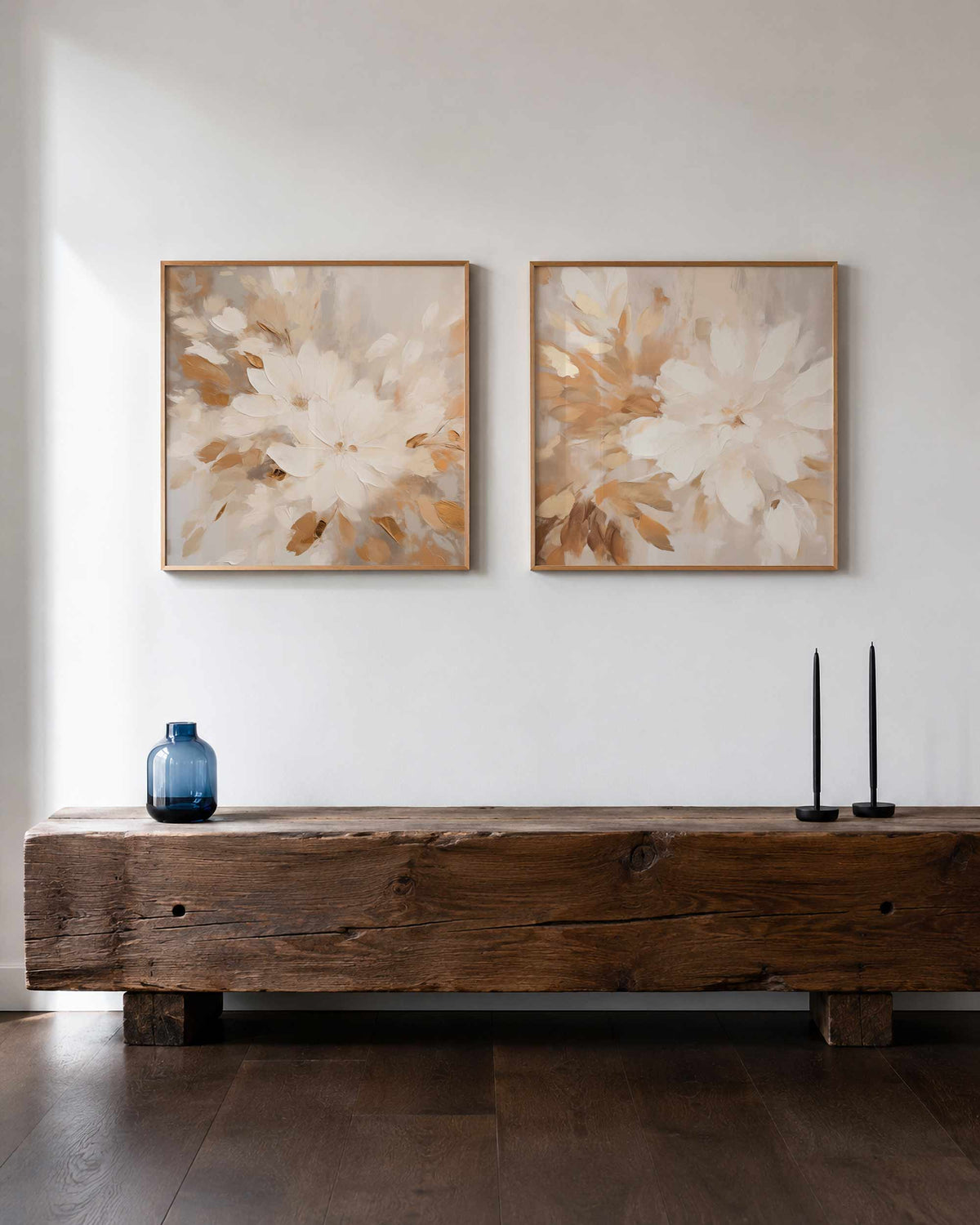 Interieurpresentatie van een tweedelige vierkante posterset met witte bloemen