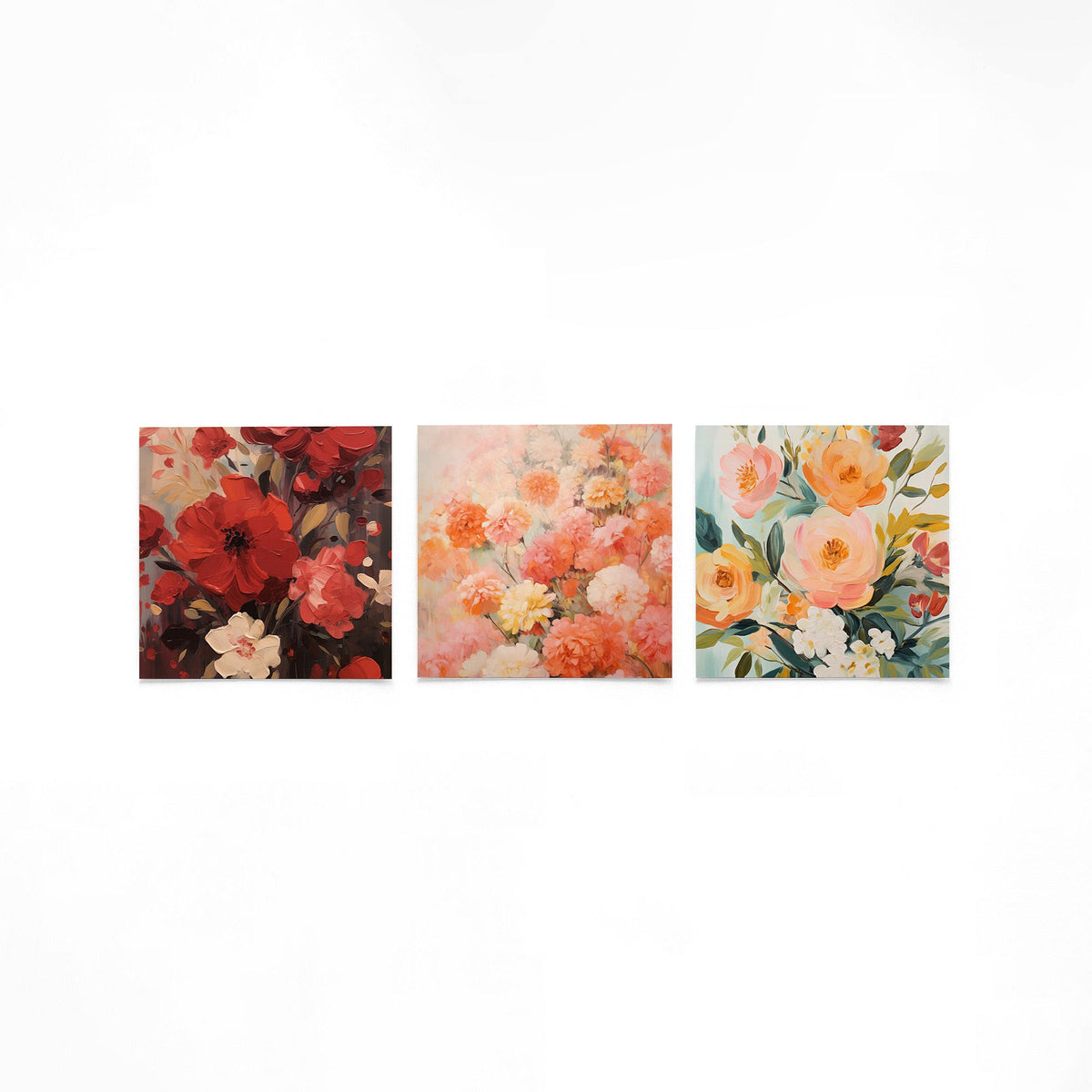 Drie vierkante posters met kleurrijke bloemen op een gebroken witte achtergrond