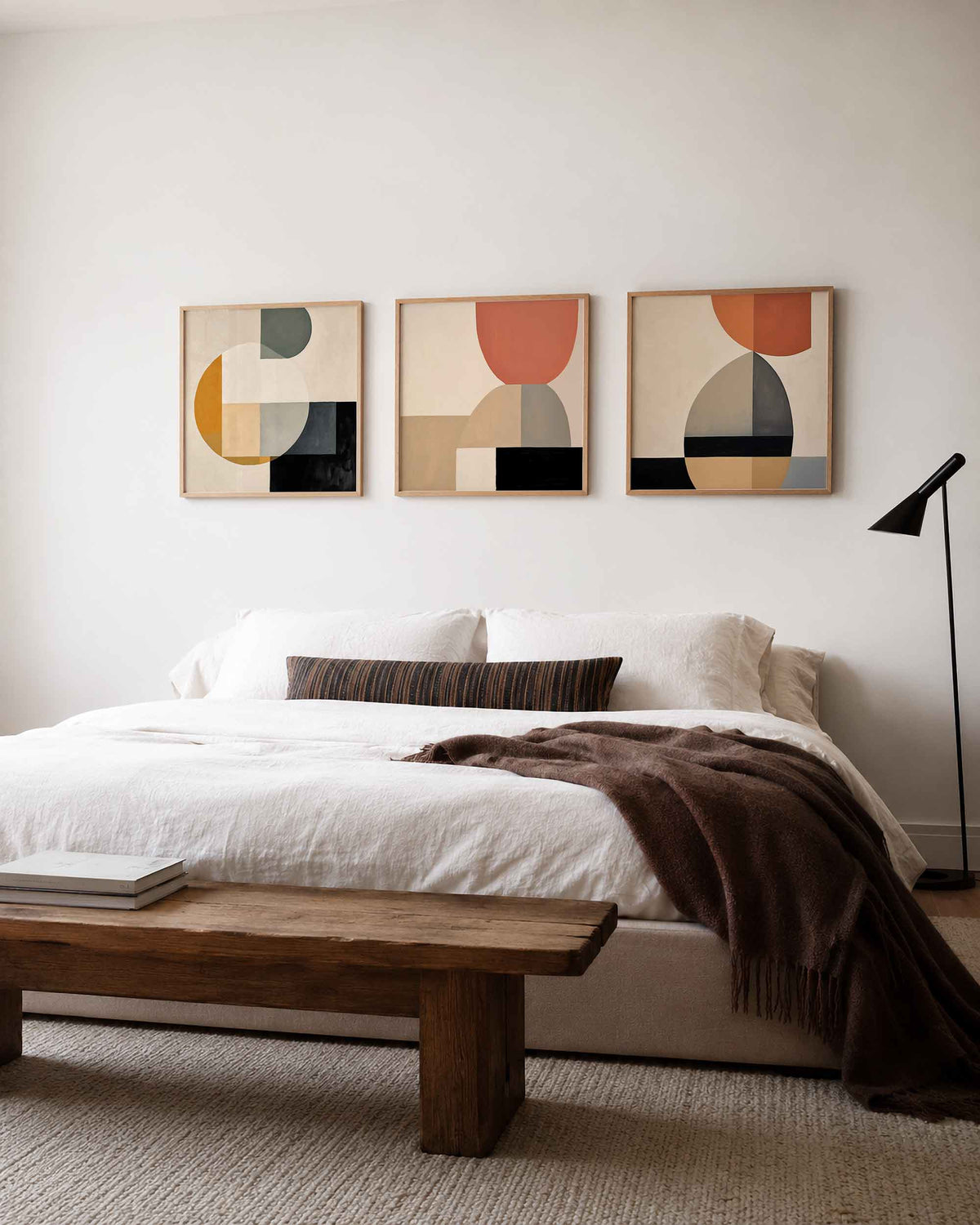 Interieurpresentatie van een driedelige vierkante posterset met abstracte vormen