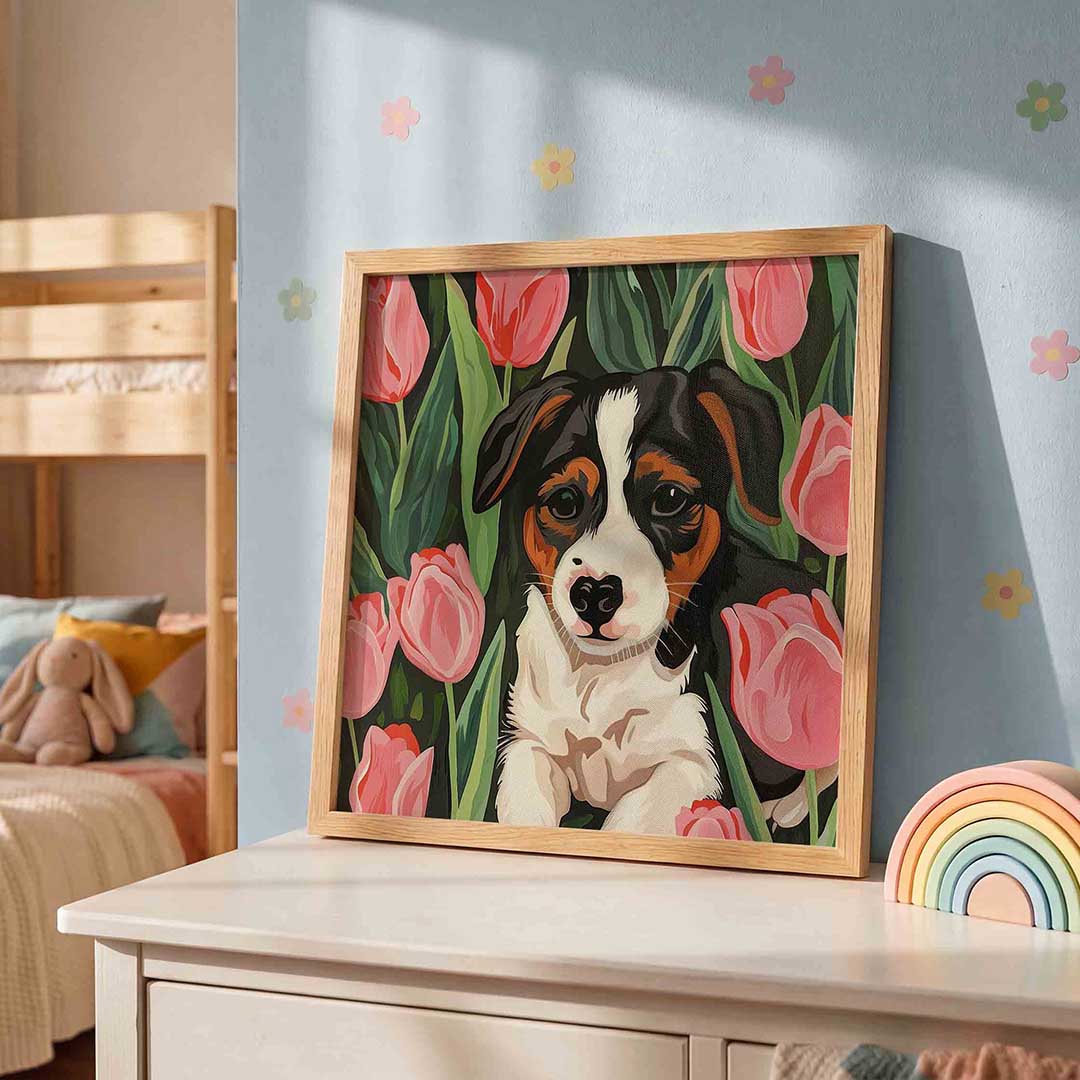Hond tussen tulpen Poster