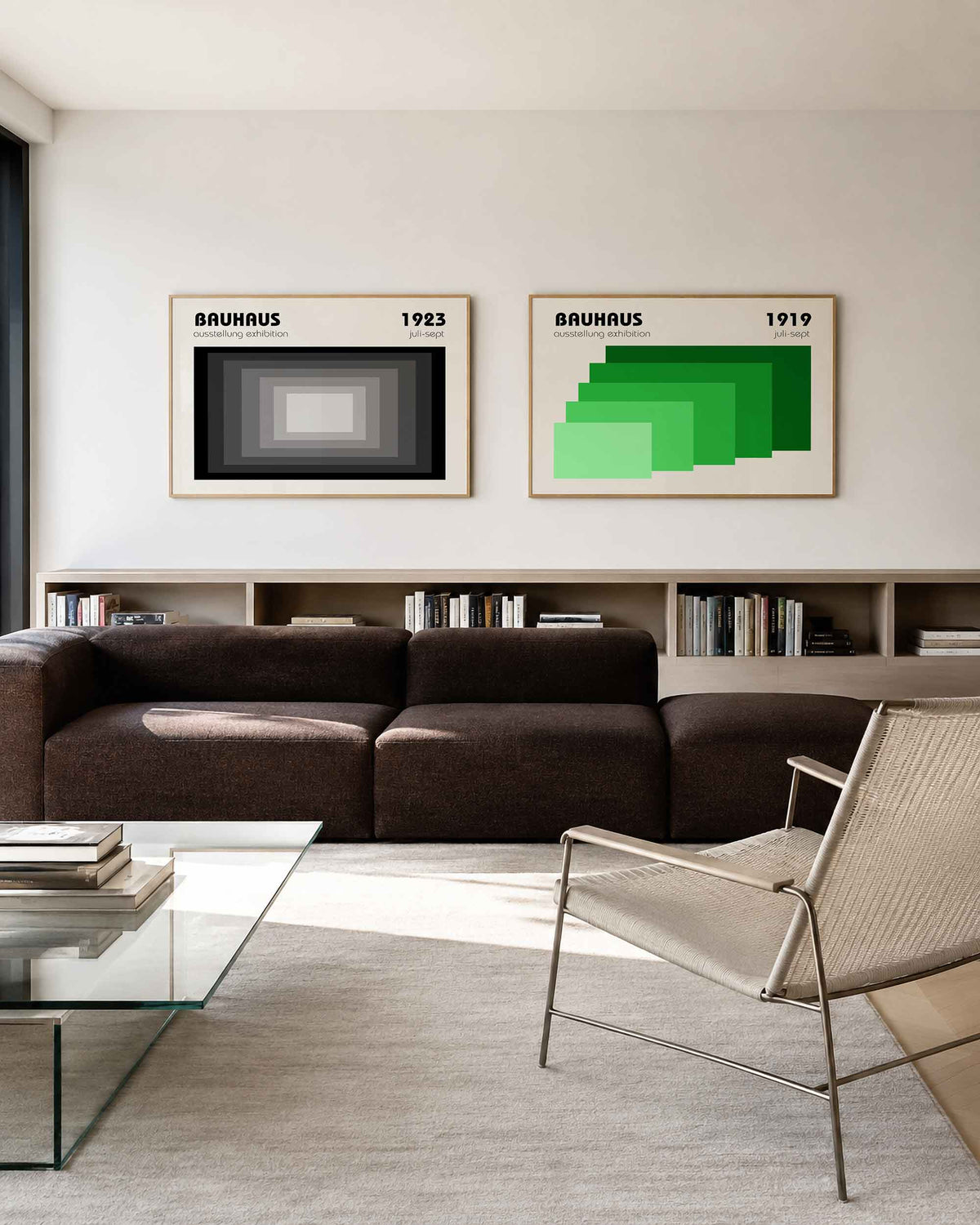 Interieurmockup van tweedelige landscape-posterset met grijstinten en groene vlakken