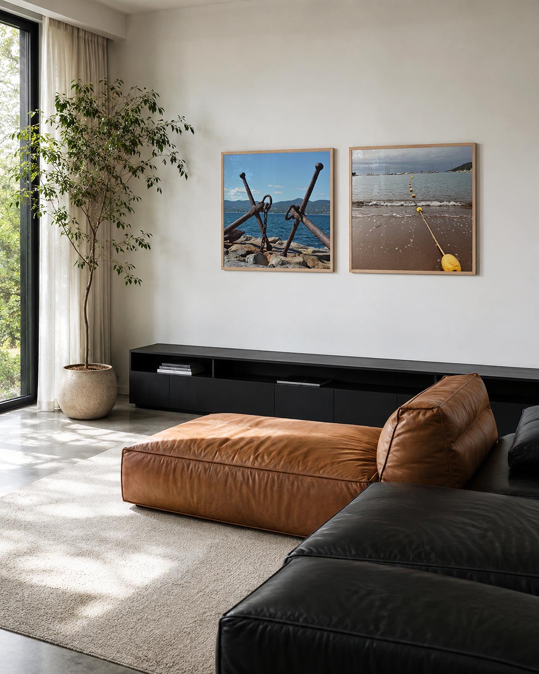 Interieur met vierkant fotografisch tweeluik ankers en gele boeien – Gerald Emming