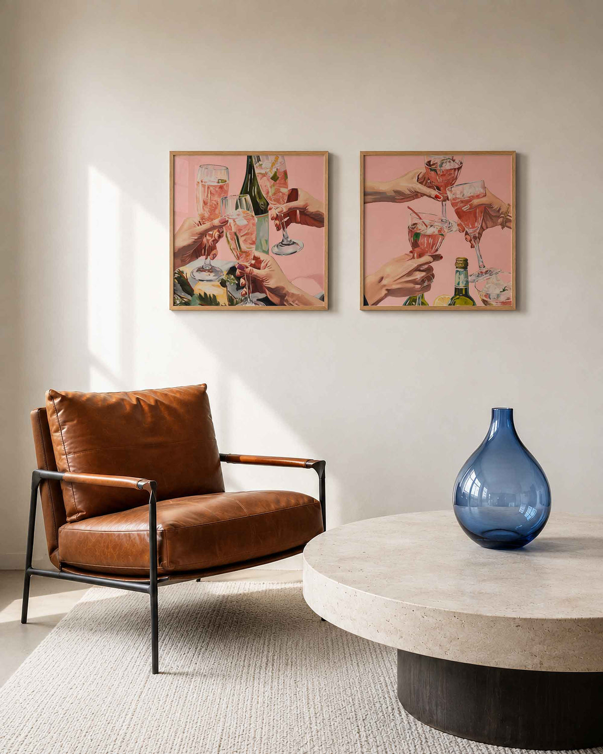 Interieurpresentatie van een tweedelige vierkante posterset met cocktails en proosten