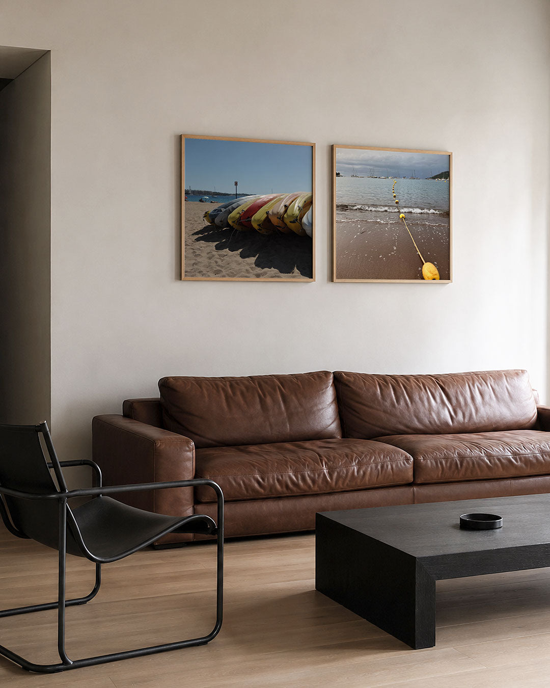 Interieur met vierkant fotografisch tweeluik zomer aan de waterlijn – Gerald Emming