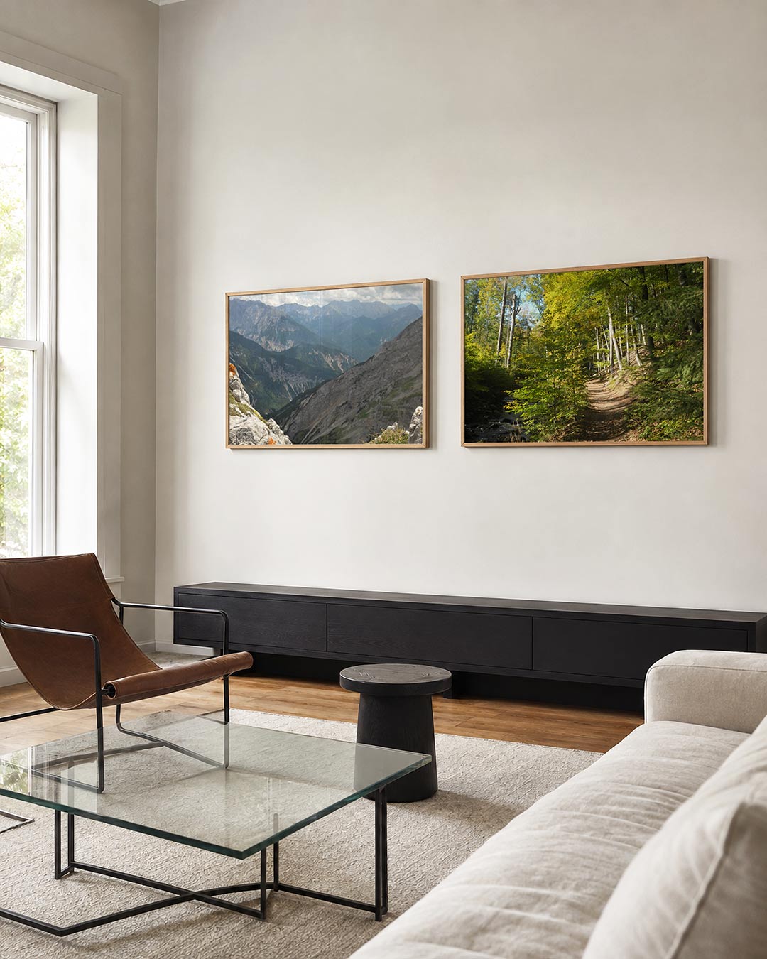 Interieur met liggend fotografisch tweeluik bergpanorama en bospad – Gerald Emming