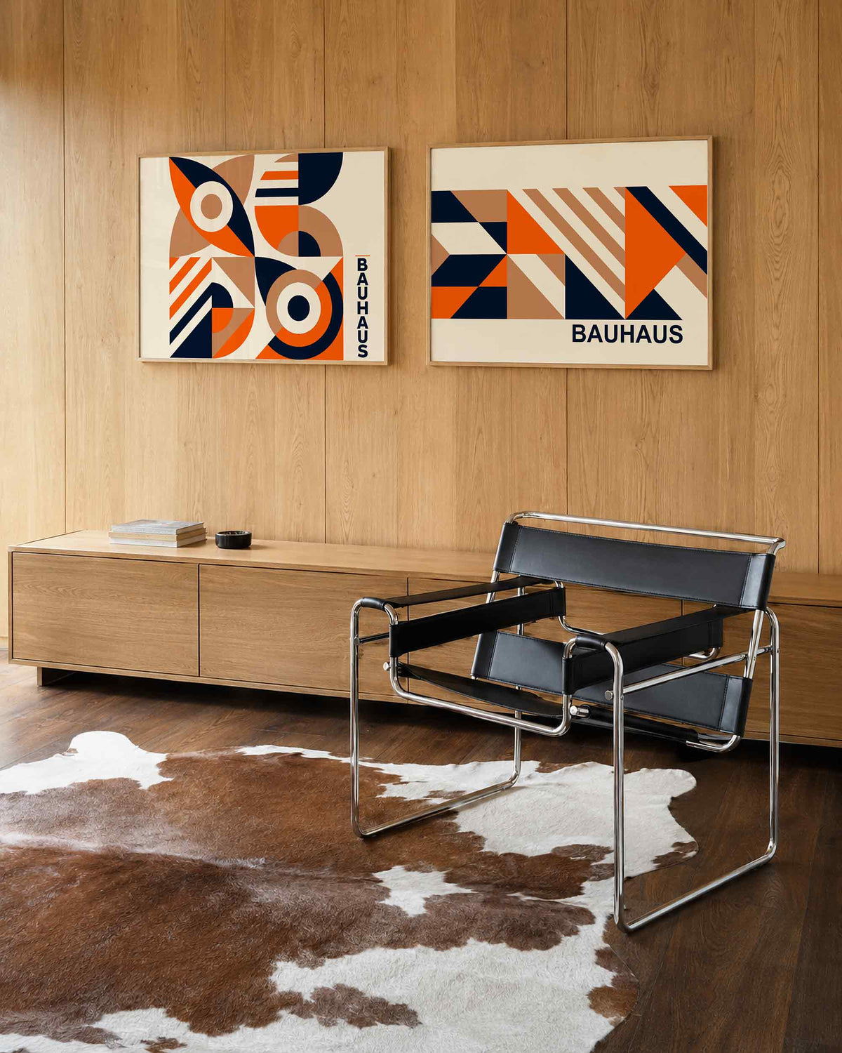 Interieurmockup van tweedelige landscape-posterset met terracotta cirkels en diagonalen