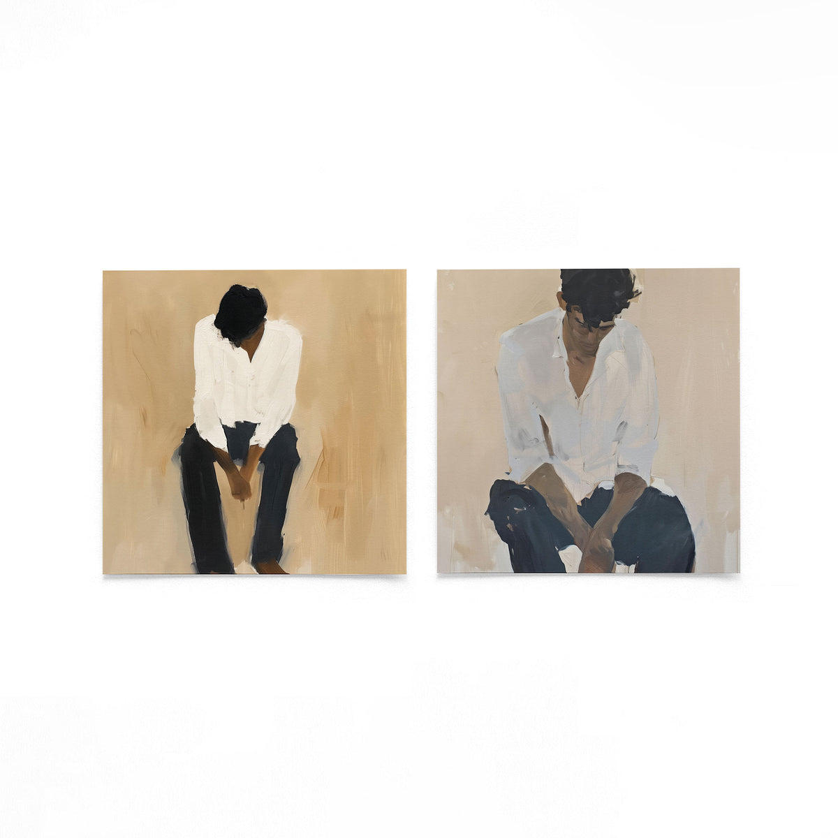 Twee vierkante posters met zittende figuren op een gebroken witte achtergrond