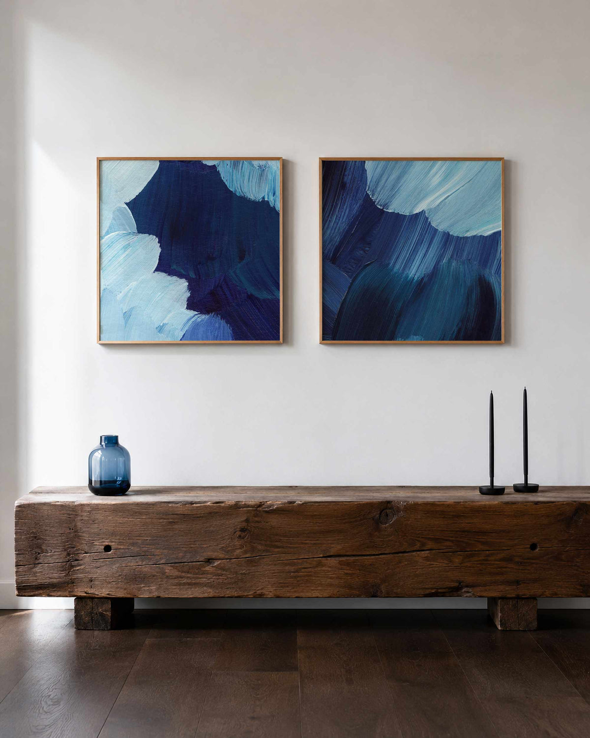 Interieurpresentatie van een tweedelige vierkante posterset met blauwe penseelstreken