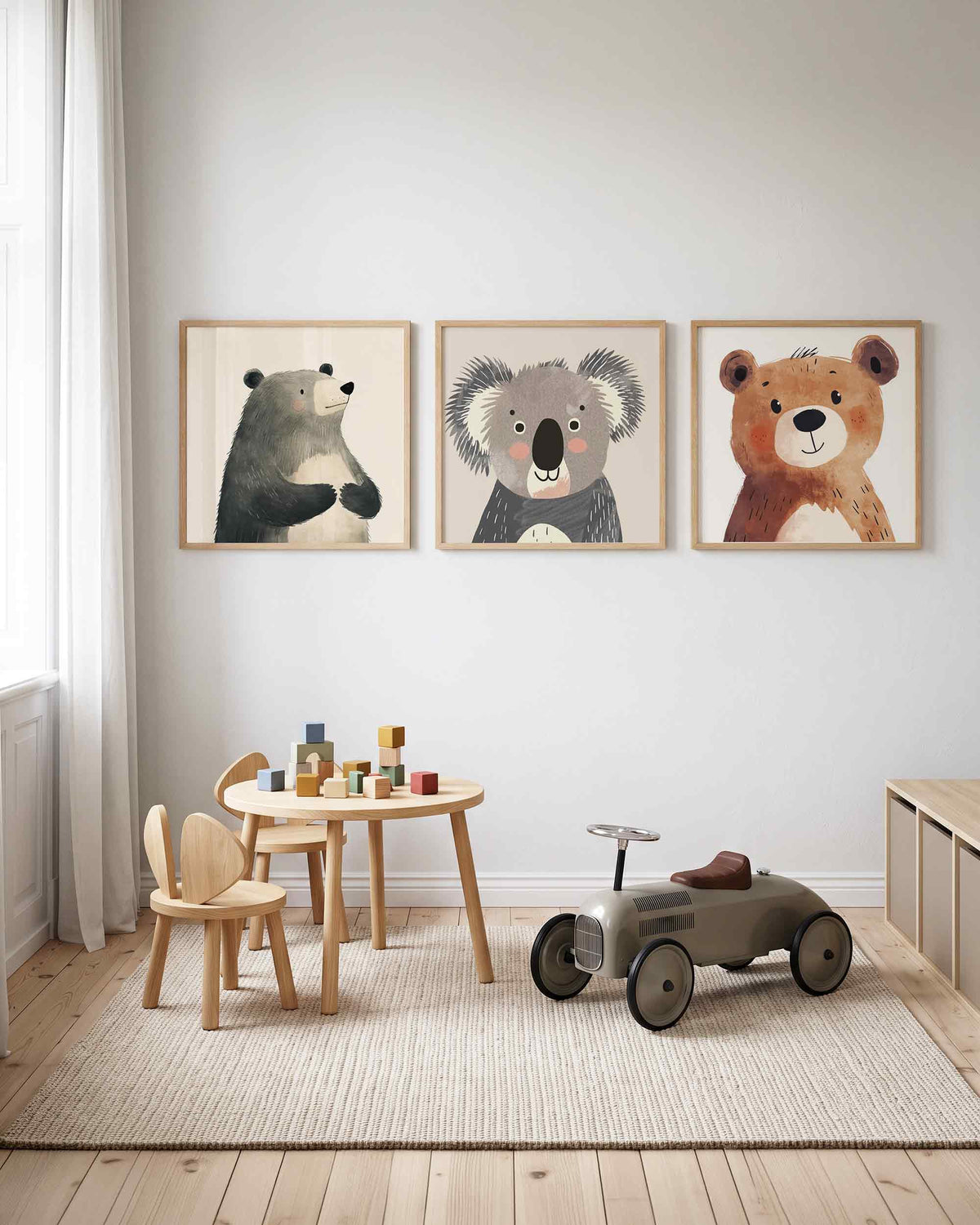Interieurpresentatie van een driedelige vierkante posterset met berenportretten