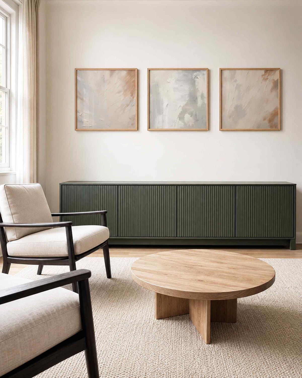 Interieurpresentatie van een driedelige vierkante posterset met abstracte beige schilderingen