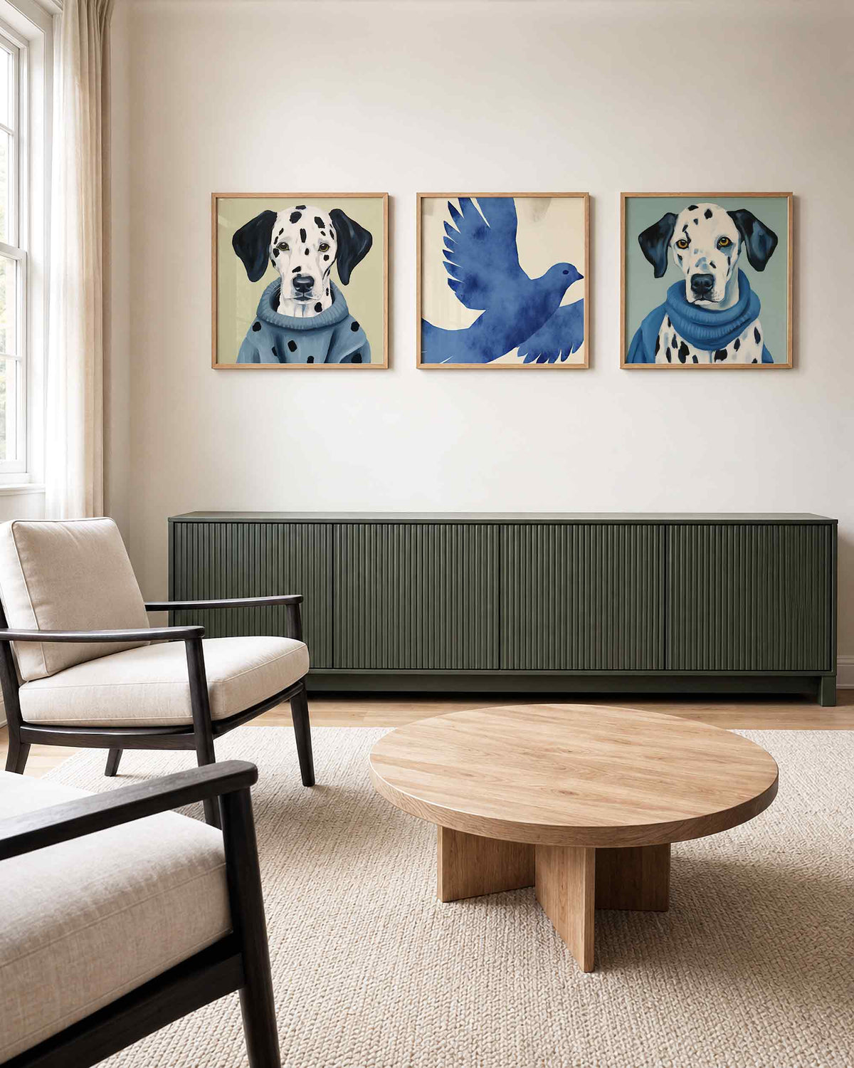 Interieurpresentatie van een driedelige vierkante posterset met dalmatiërs en vogel