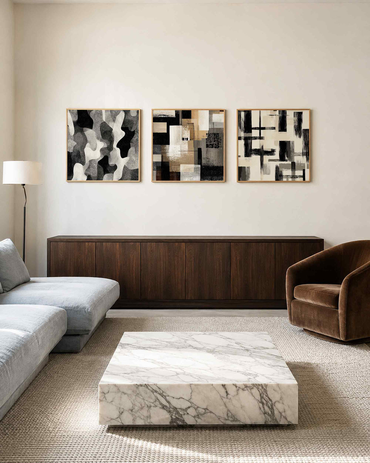 Interieurpresentatie van een driedelige vierkante posterset met abstracte zwart grijze