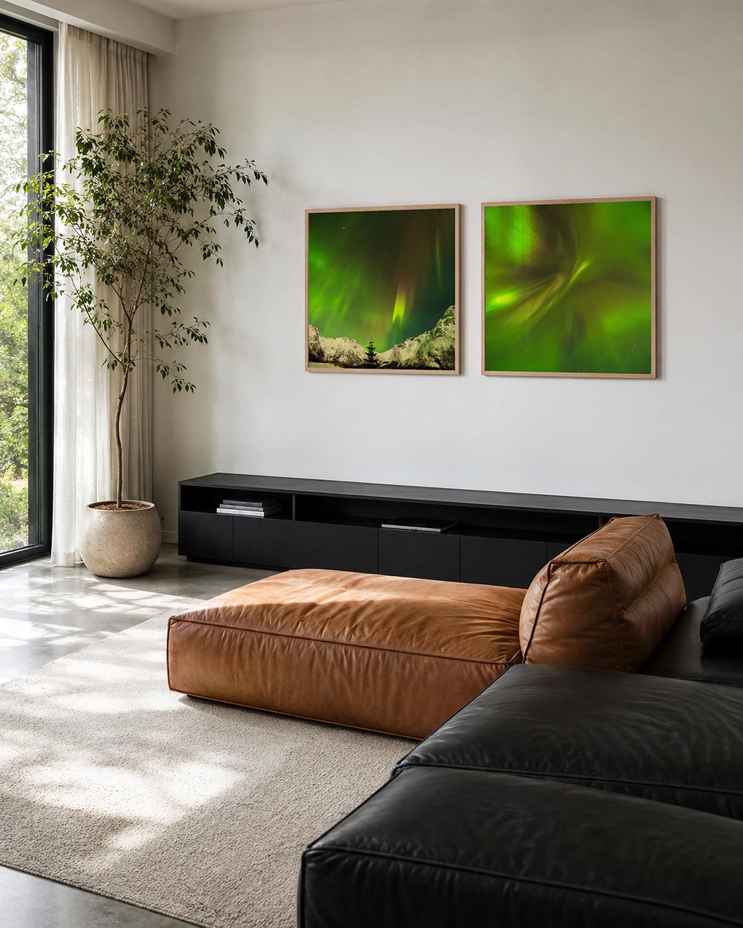 Interieur met vierkant fotografisch tweeluik noorderlicht boven sneeuwtoppen – Gerald Emming