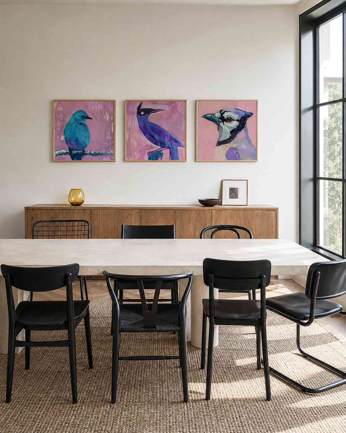 Interieurpresentatie van een driedelige vierkante posterset met kleurrijke vogels