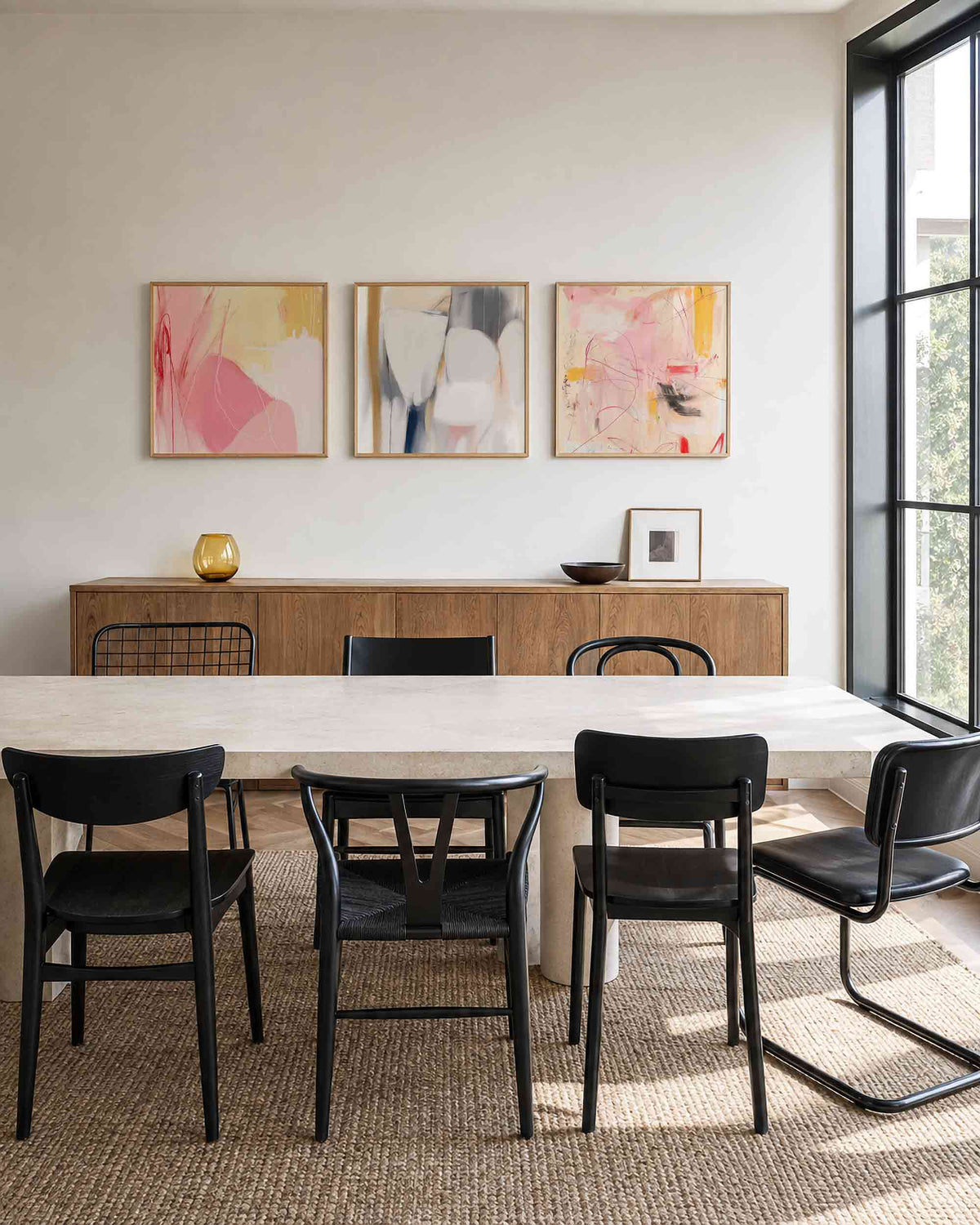 Interieurpresentatie van een driedelige vierkante posterset met abstracte kleurencompositie