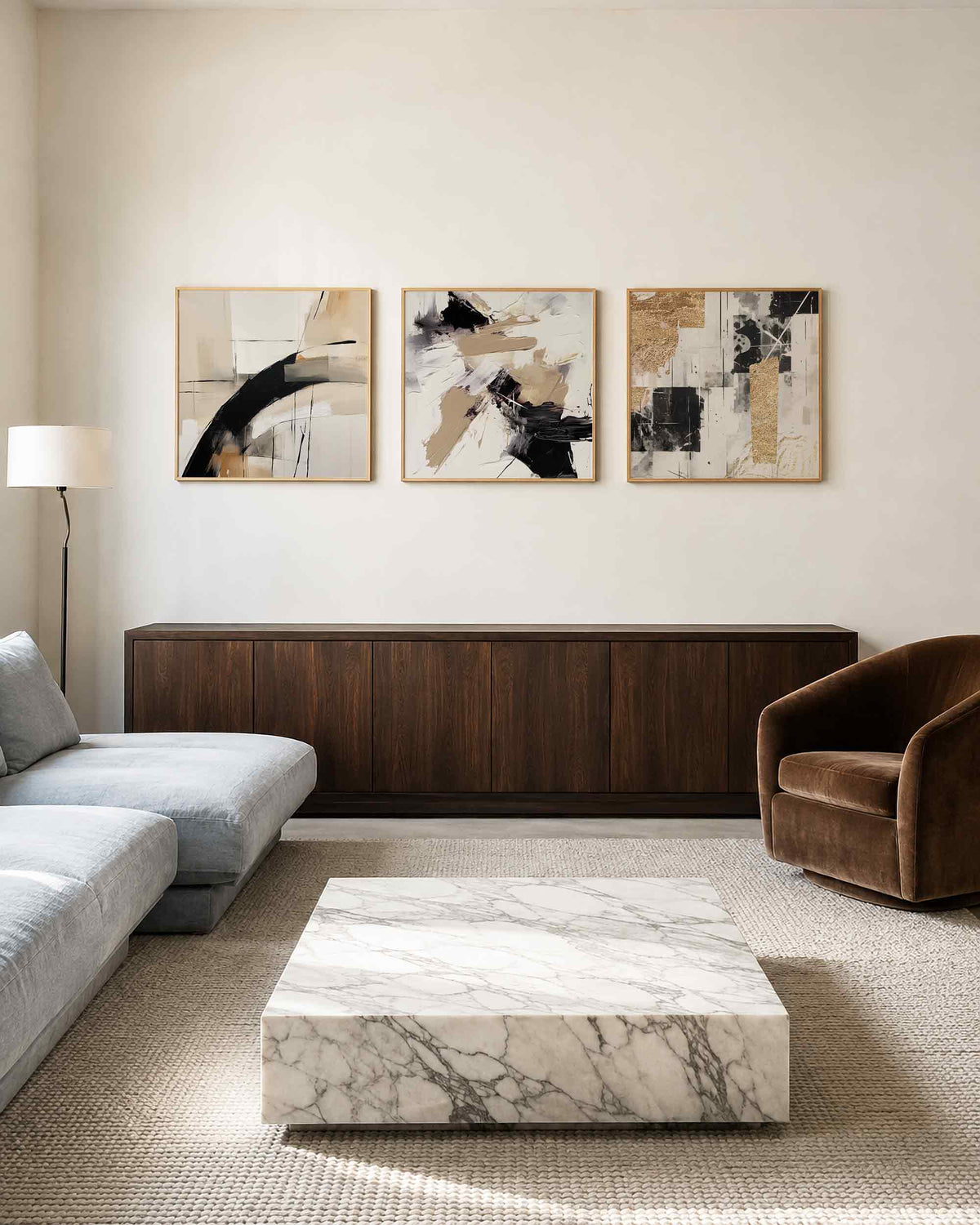 Interieurpresentatie van een driedelige vierkante posterset met abstracte zwart goud