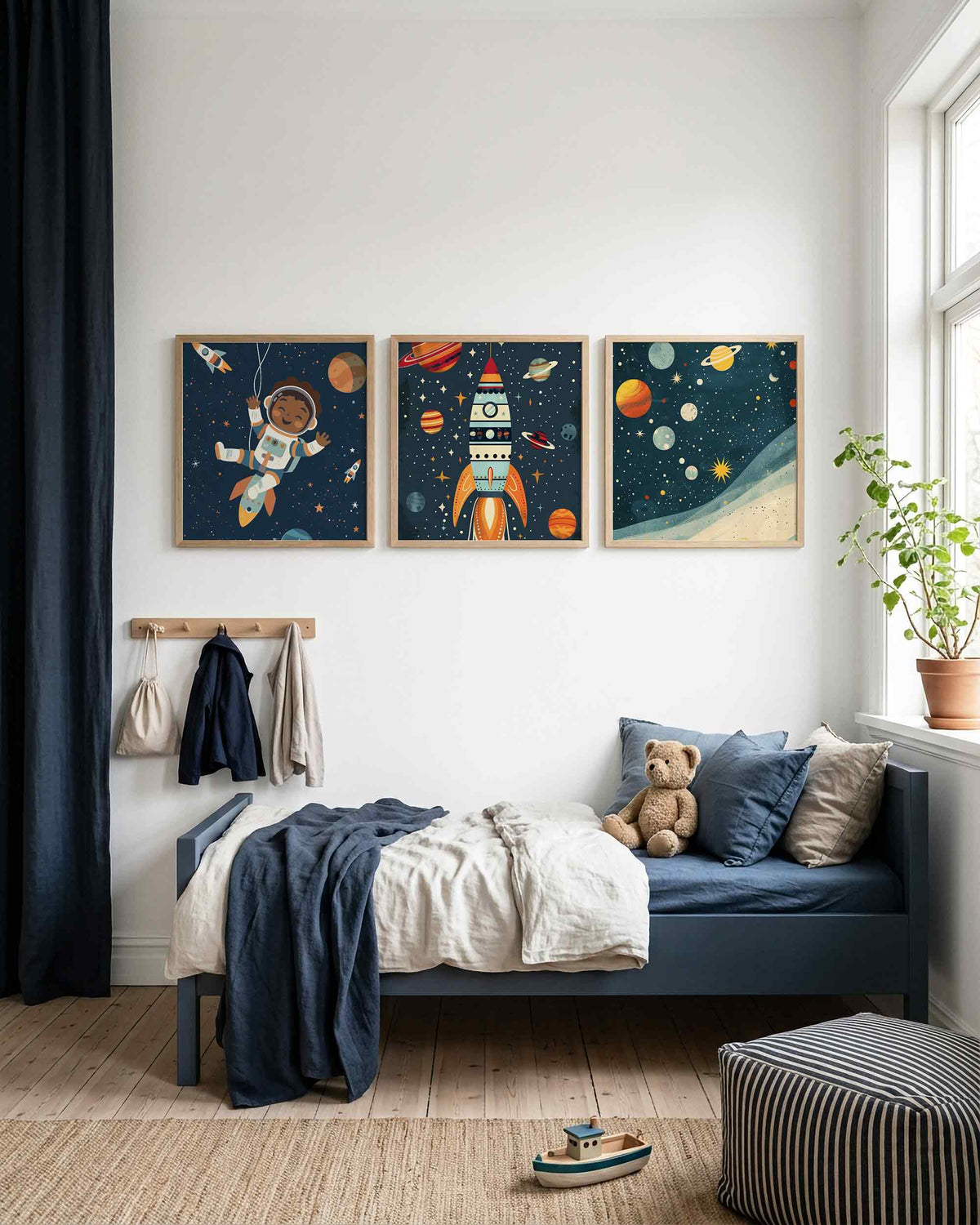Interieurpresentatie van een driedelige vierkante posterset met ruimtevaart en planeten