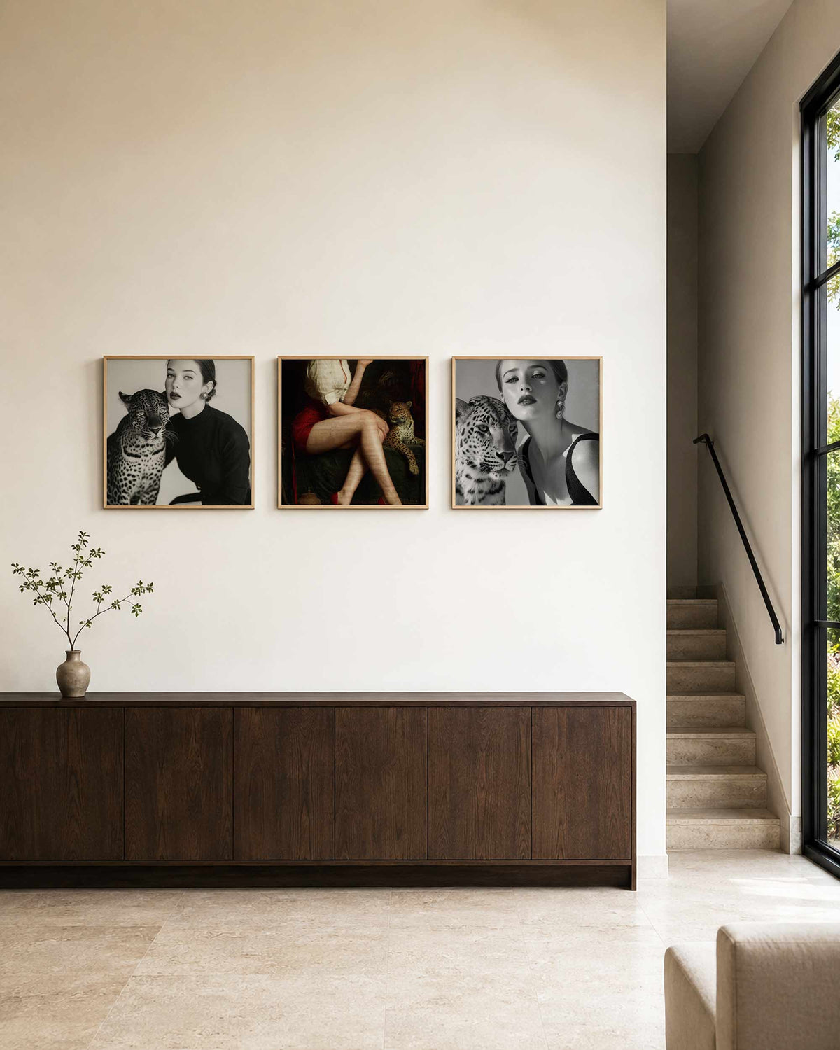 Interieurpresentatie van een driedelige vierkante posterset met vrouw en luipaard