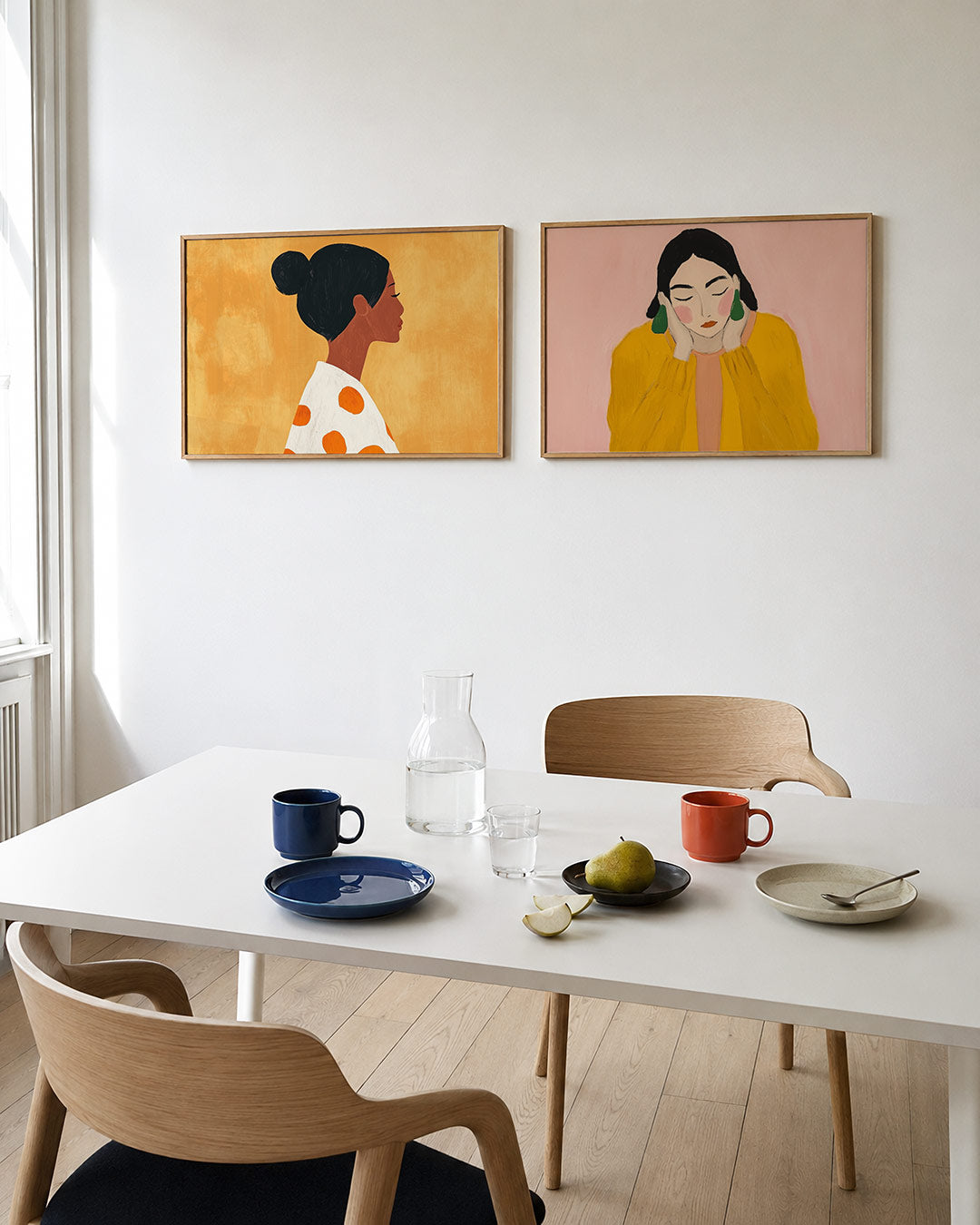 Twee liggende posters met een zijaanzicht van een vrouw met een donkere knot, aan de muur in een interieur