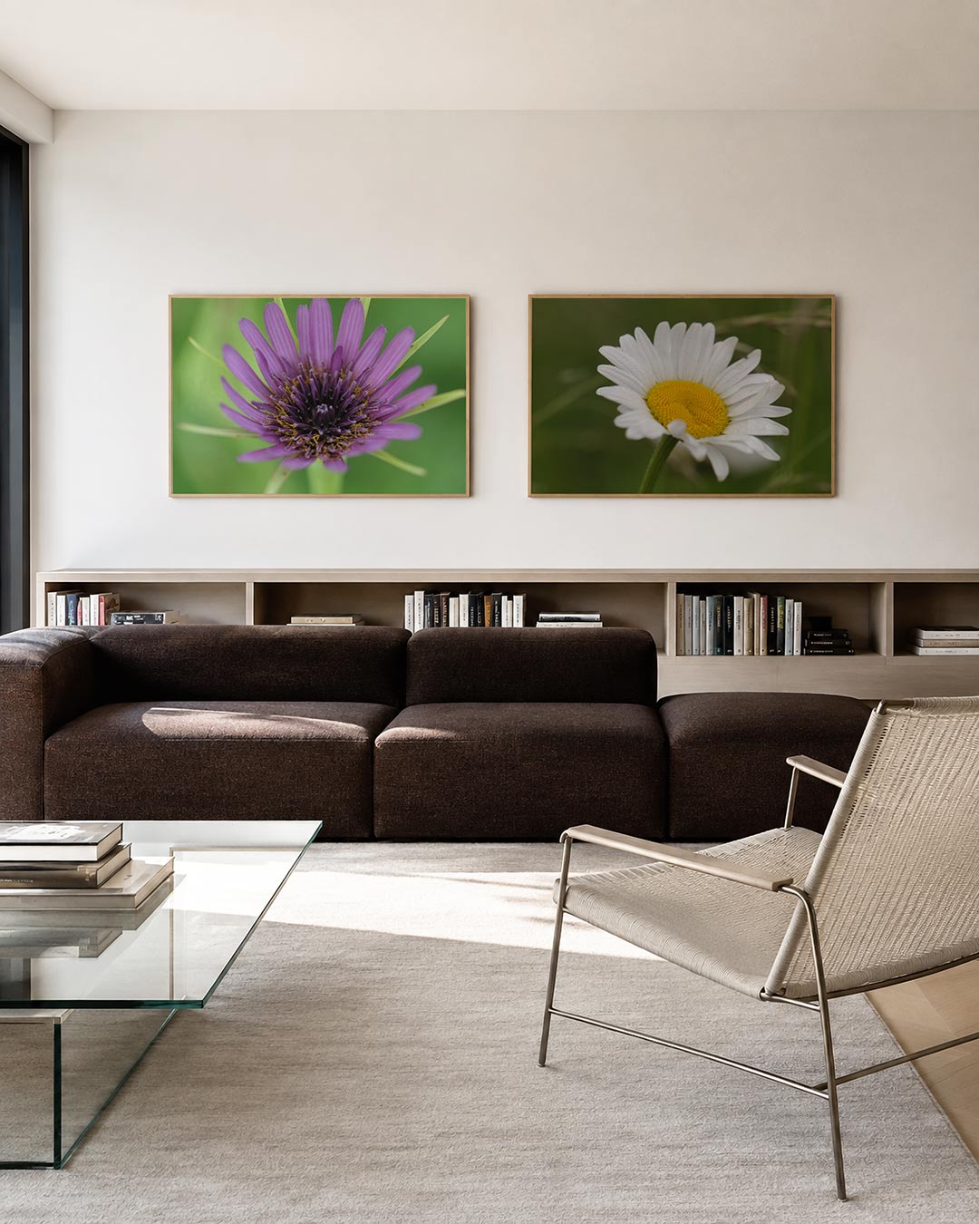 Interieur met liggend fotografisch tweeluik paarse en witte bloei – Gerald Emming