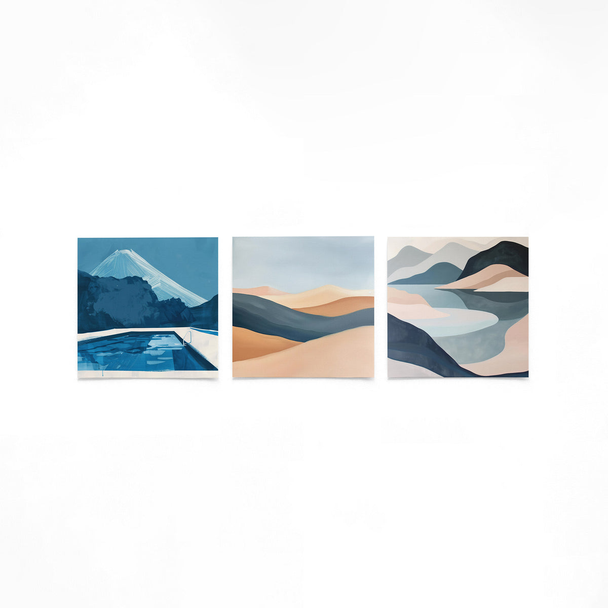 Drie vierkante posters met berglandschappen op een gebroken witte achtergrond