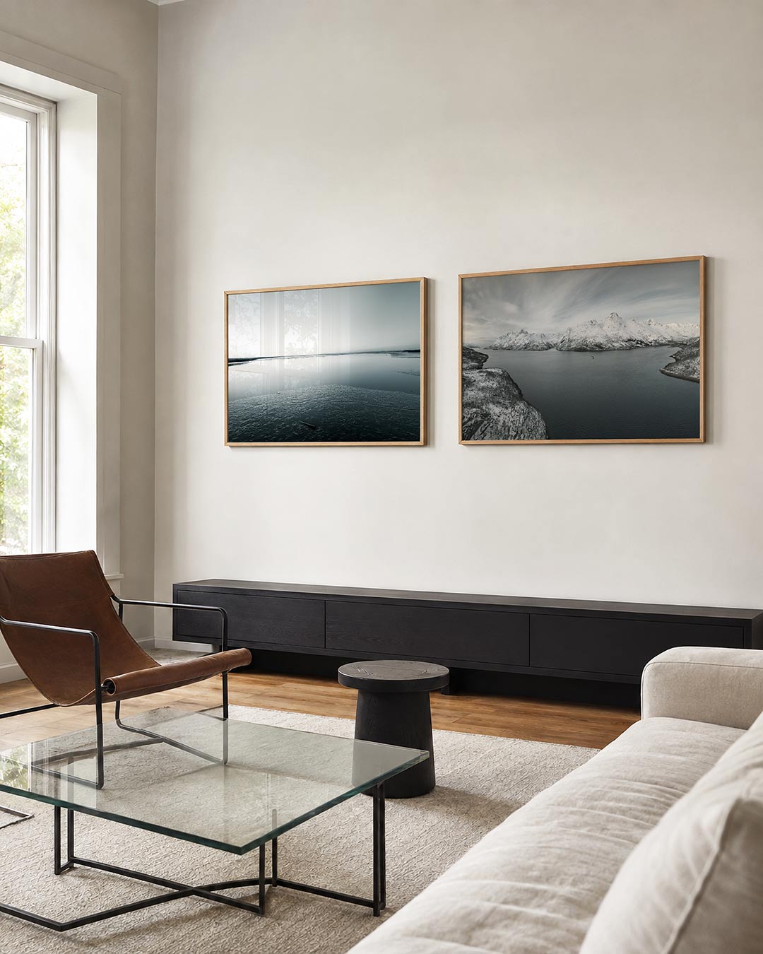 Interieur met liggend fotografisch tweeluik stilte tussen water en sneeuw – Gerald Emming