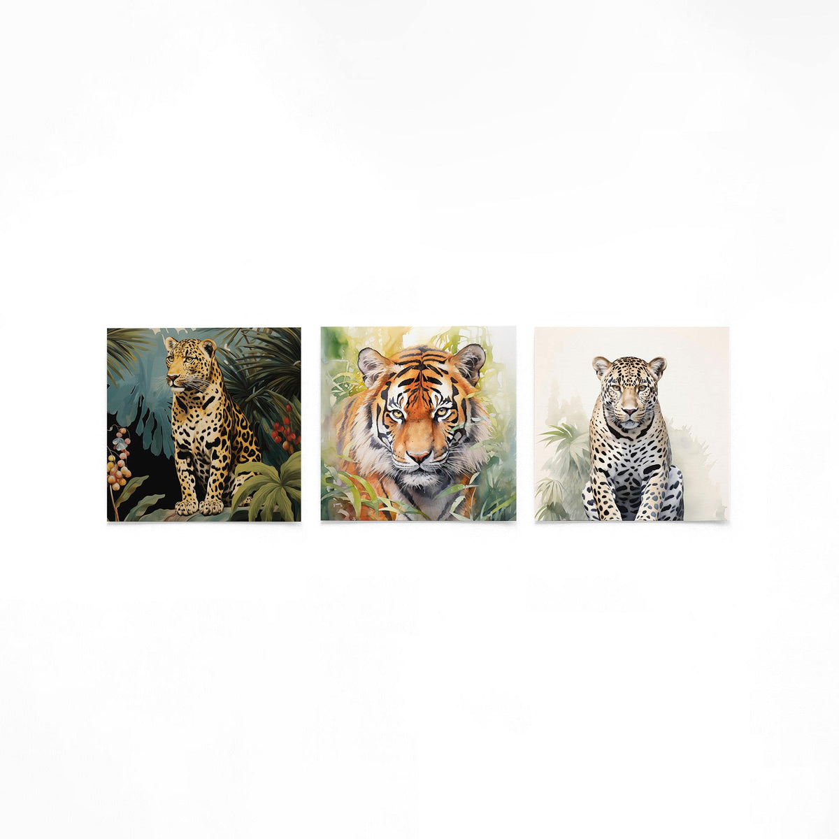 Drie vierkante posters met grote katachtigen op een gebroken witte achtergrond